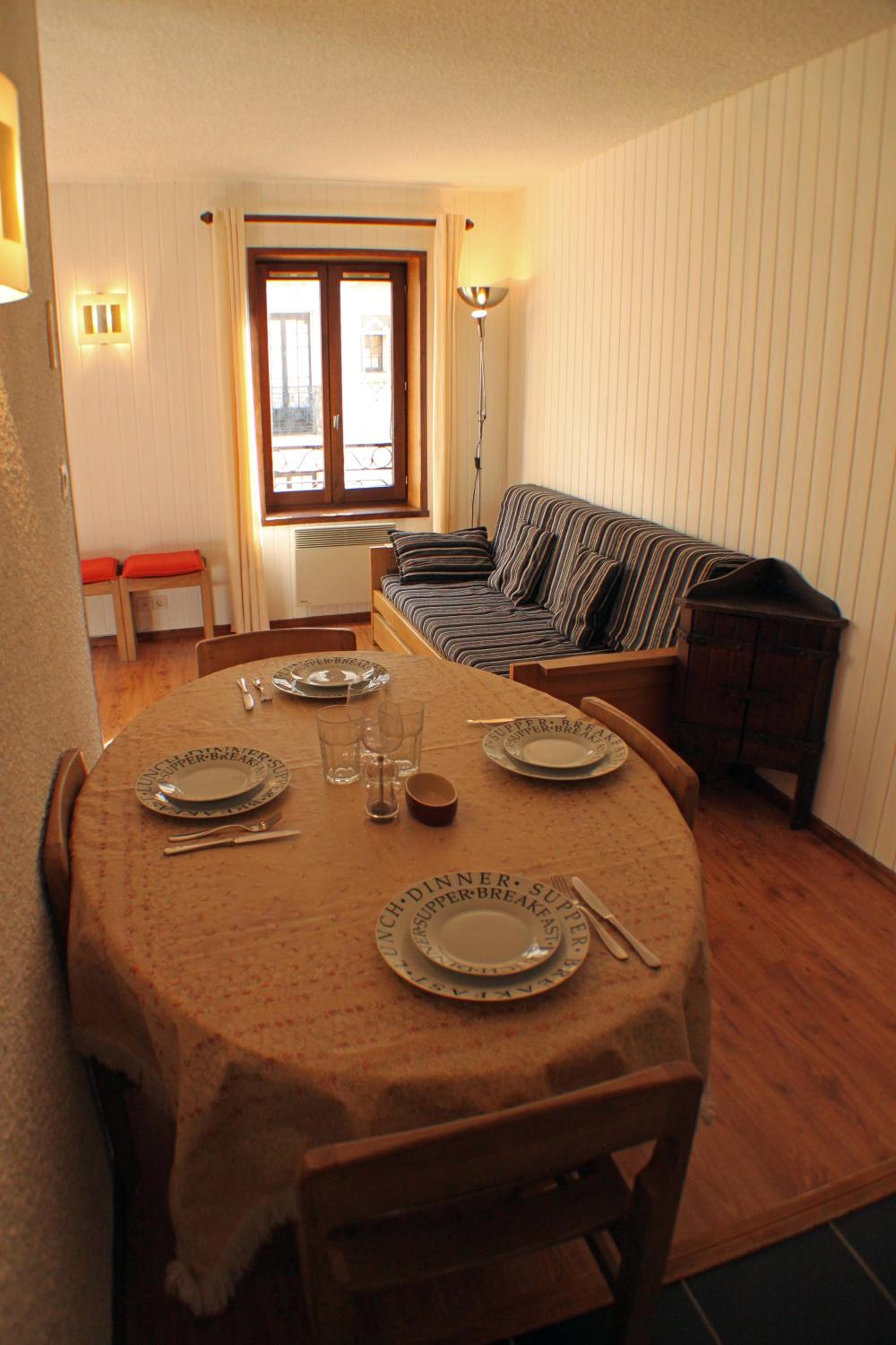 One-Bedroom Apartment with Mountain View