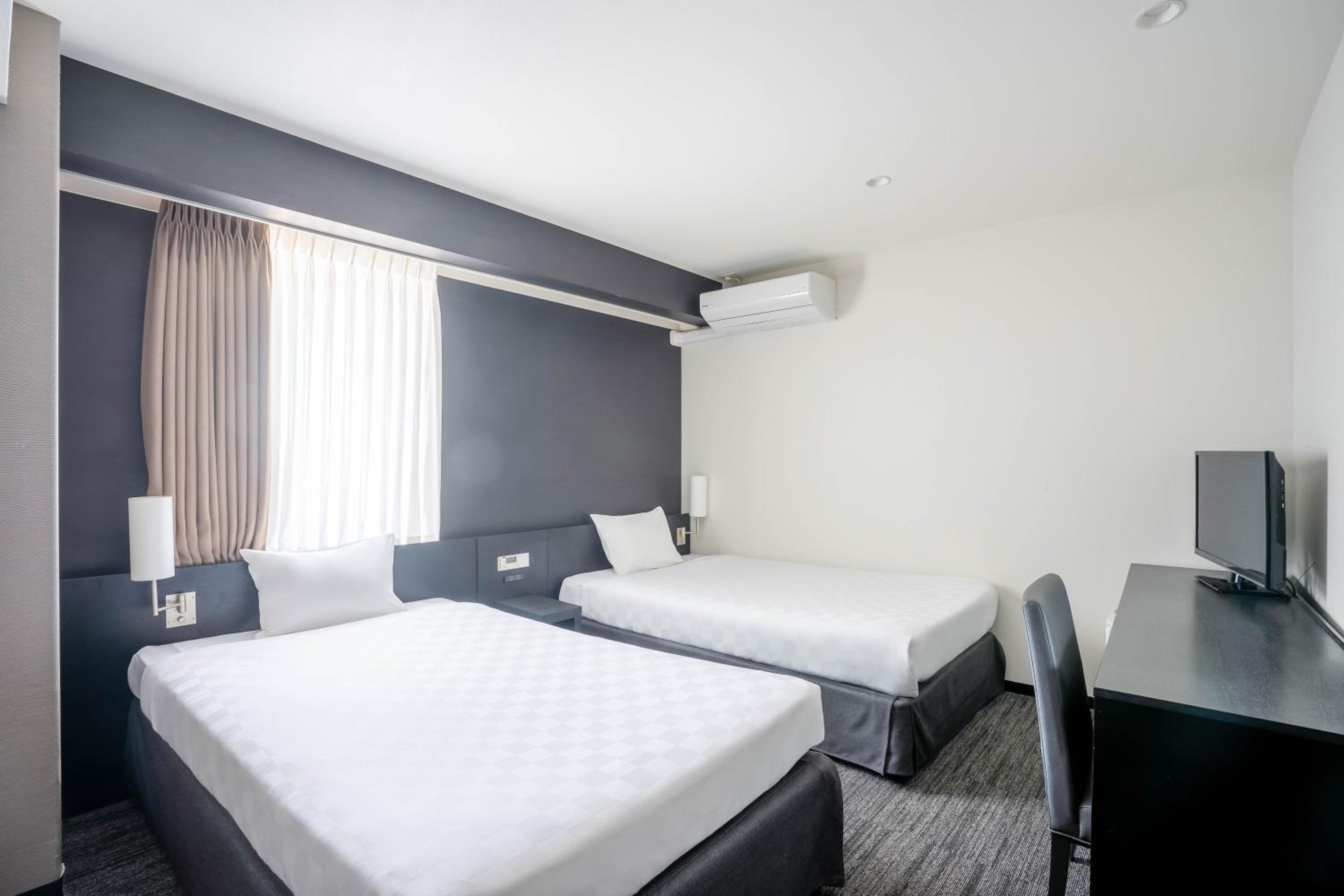 Superior Room with 2 Single Beds and Sofa Bed photo 2
