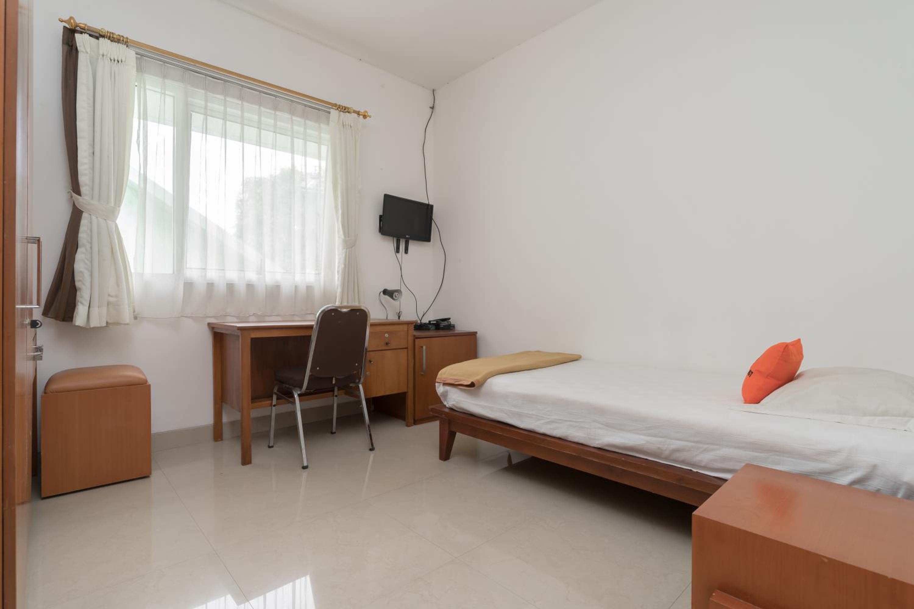 Single Room with Shared Bathroom