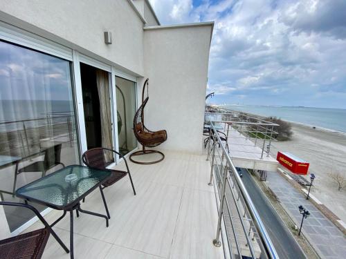 Family Room with Front Sea View  - Photo 4