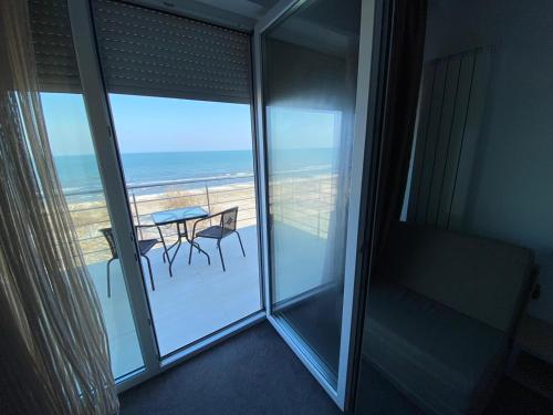 Family Room with Front Sea View  - Photo 3