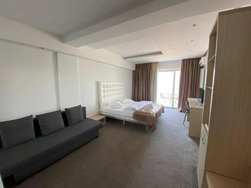 Family Room with Front Sea View  - Photo 5