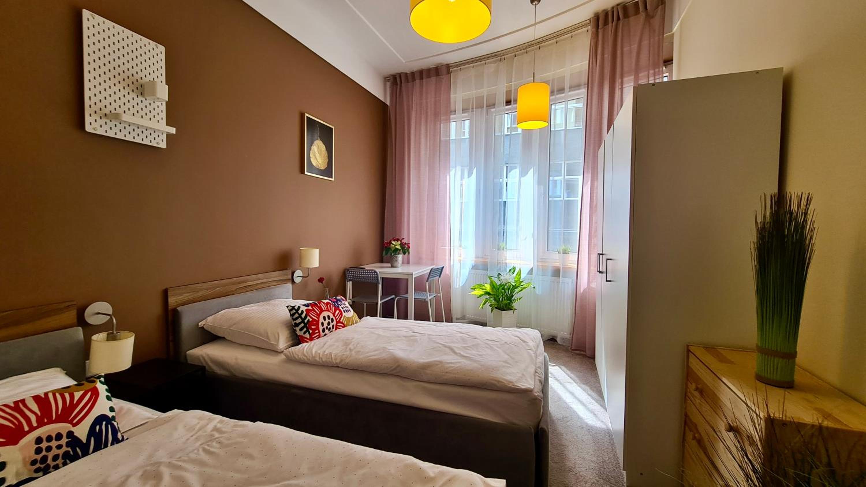 Small Twin Room - Photo 4