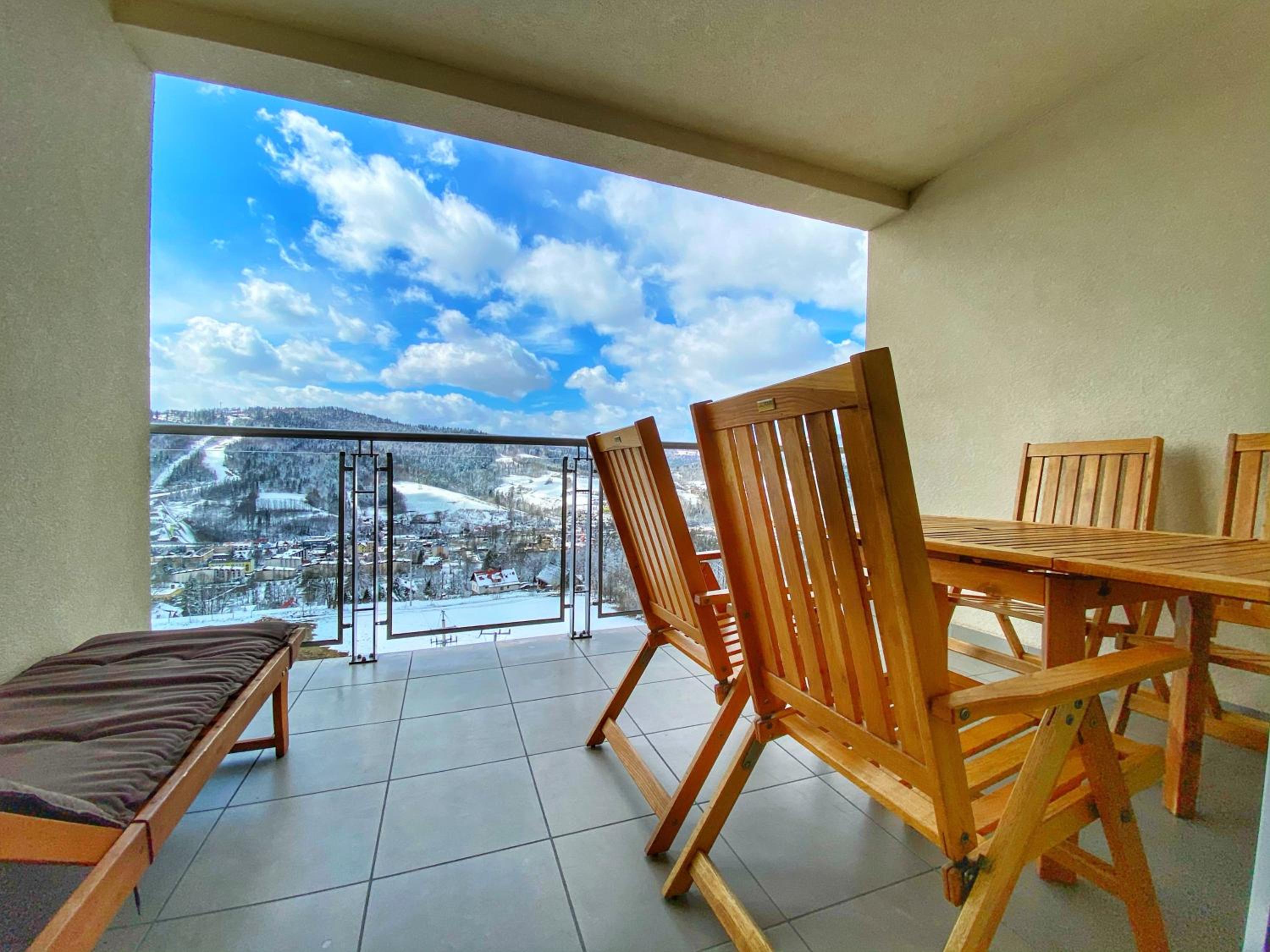 Apartment with Mountain View