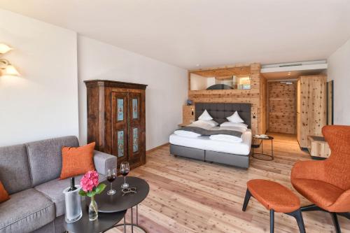 Deluxe Double Room with Balcony - Photo 3