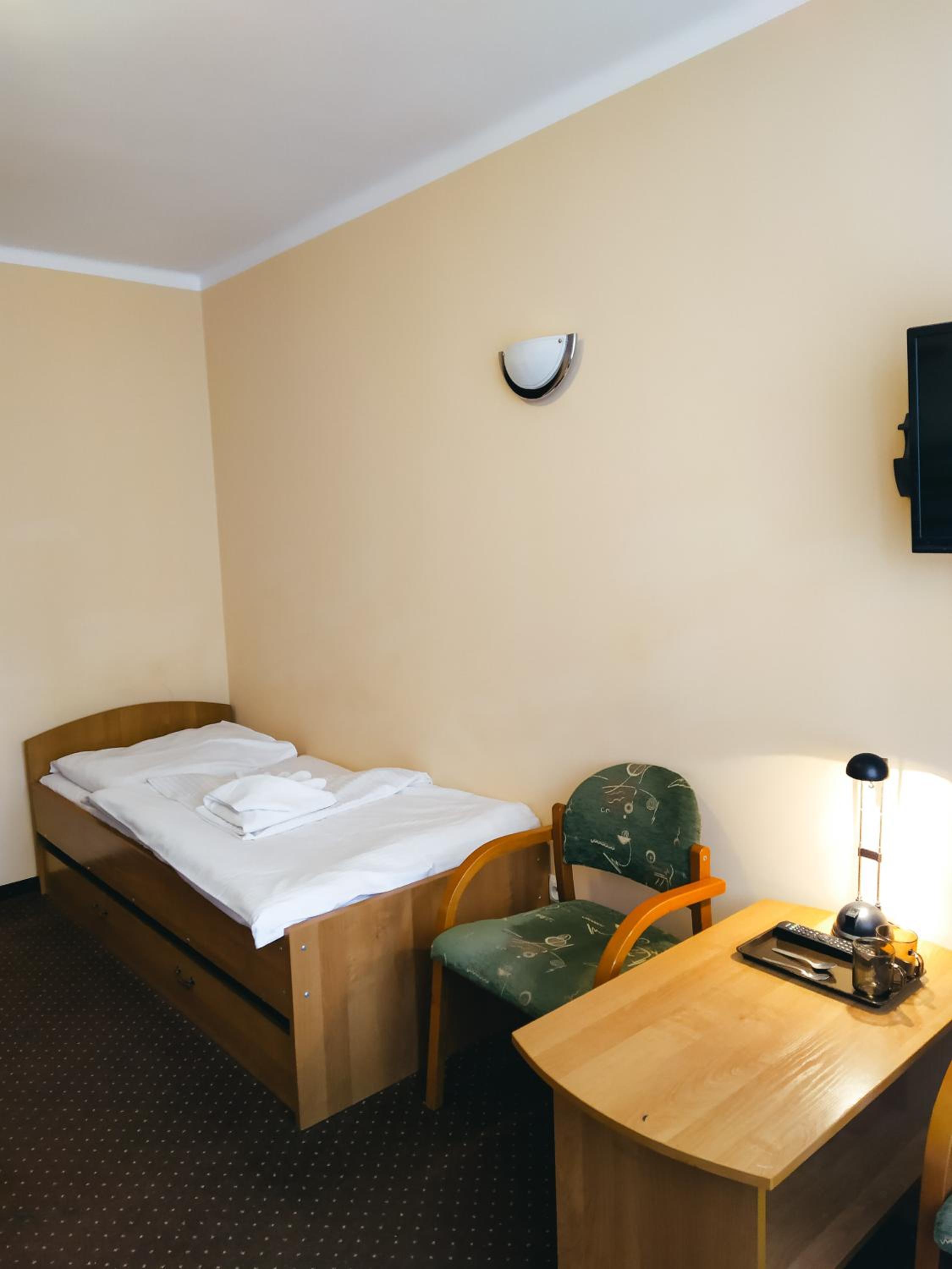 Twin Room ( single bed+ sofa) - Photo 3