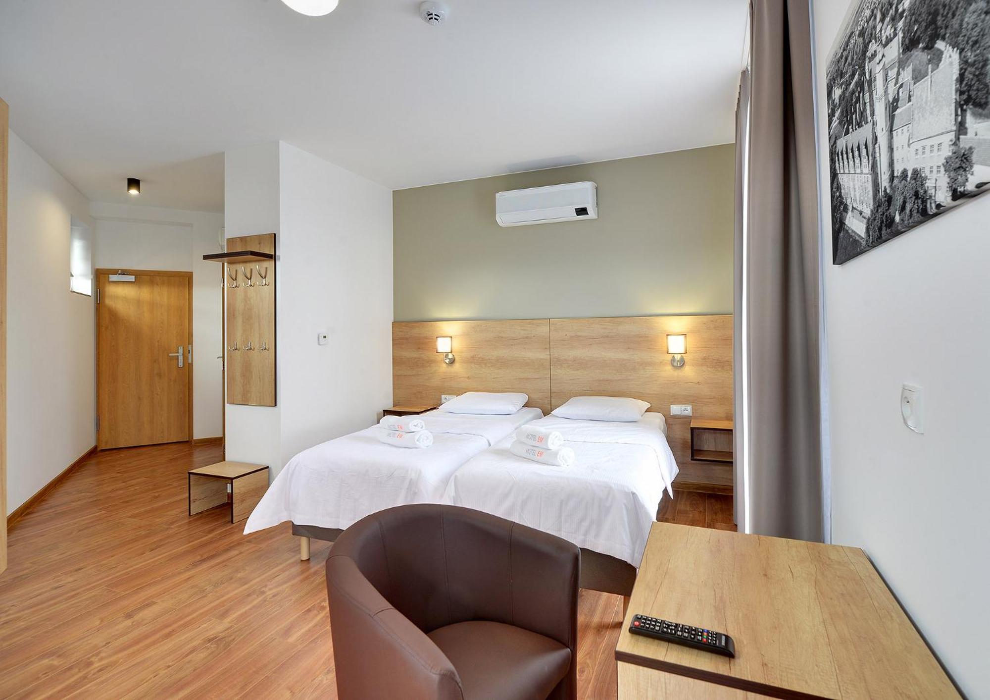 Large Twin Room - Photo 1