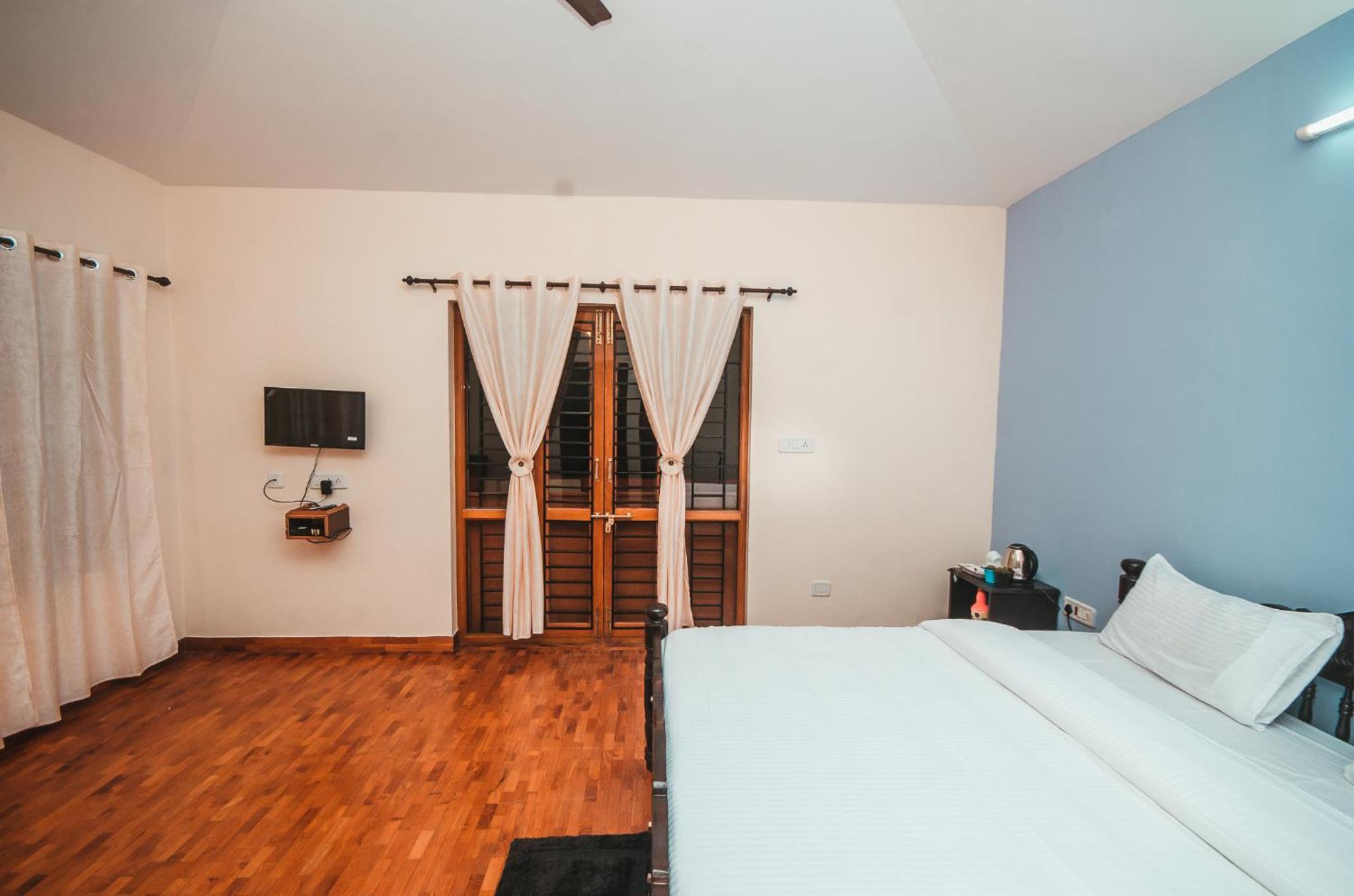 Deluxe Double Room with Balcony - Photo 5
