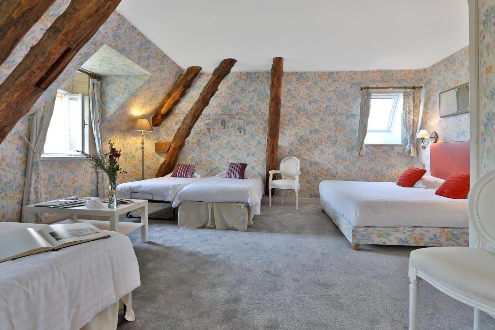Deluxe Family Suite - Photo 4
