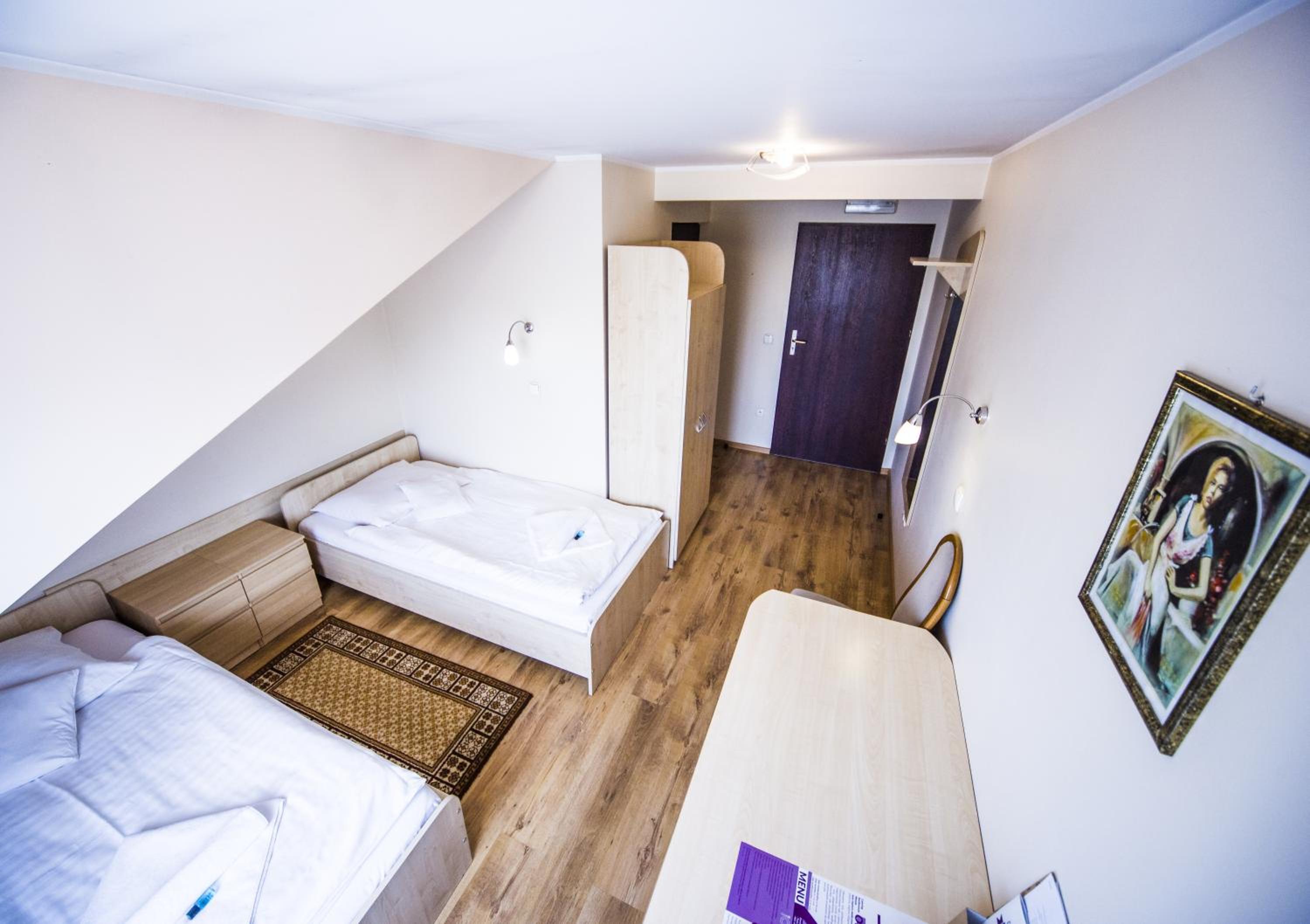 Economy Twin Room - Photo 2