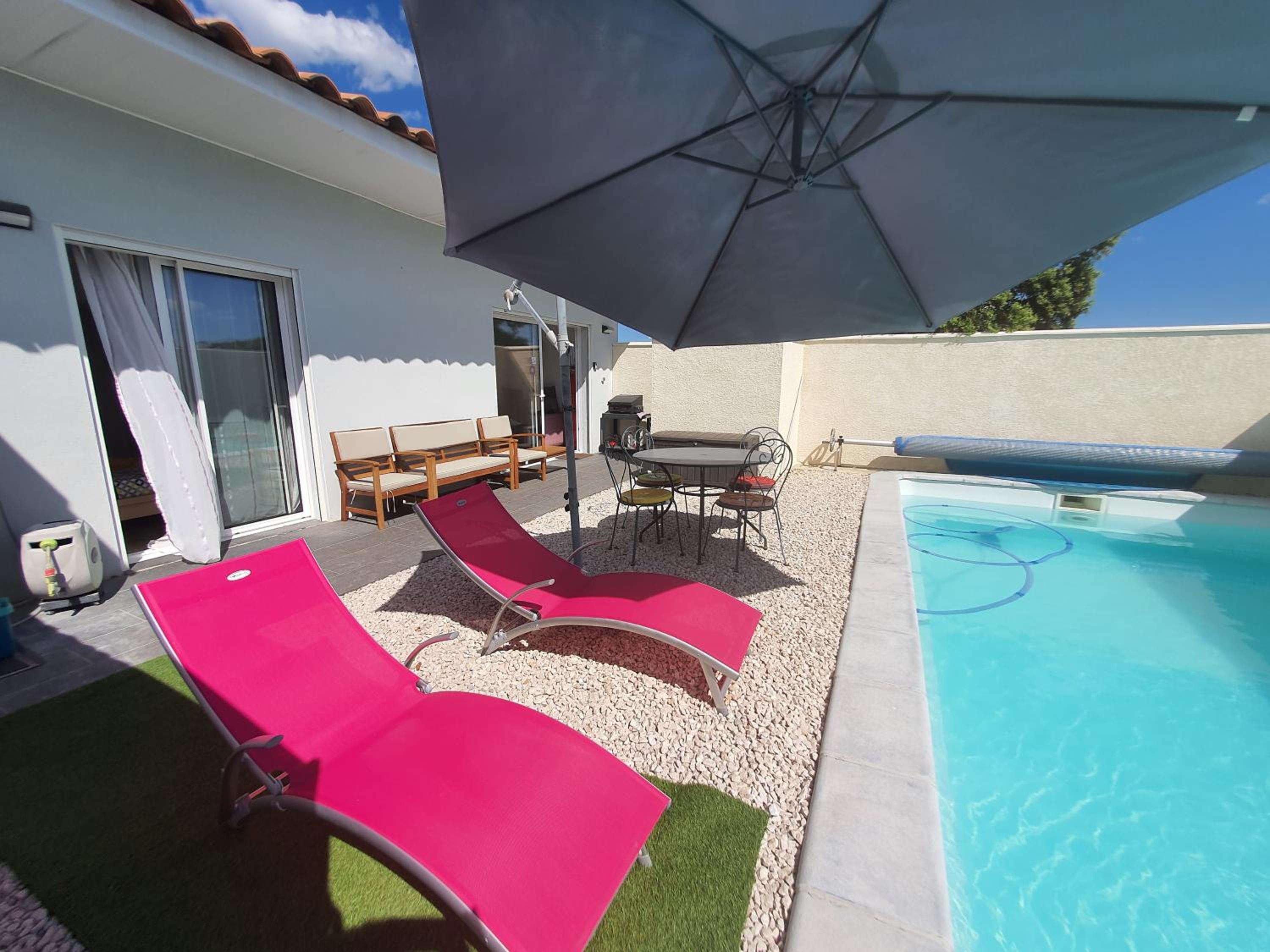 Apartment with Pool View