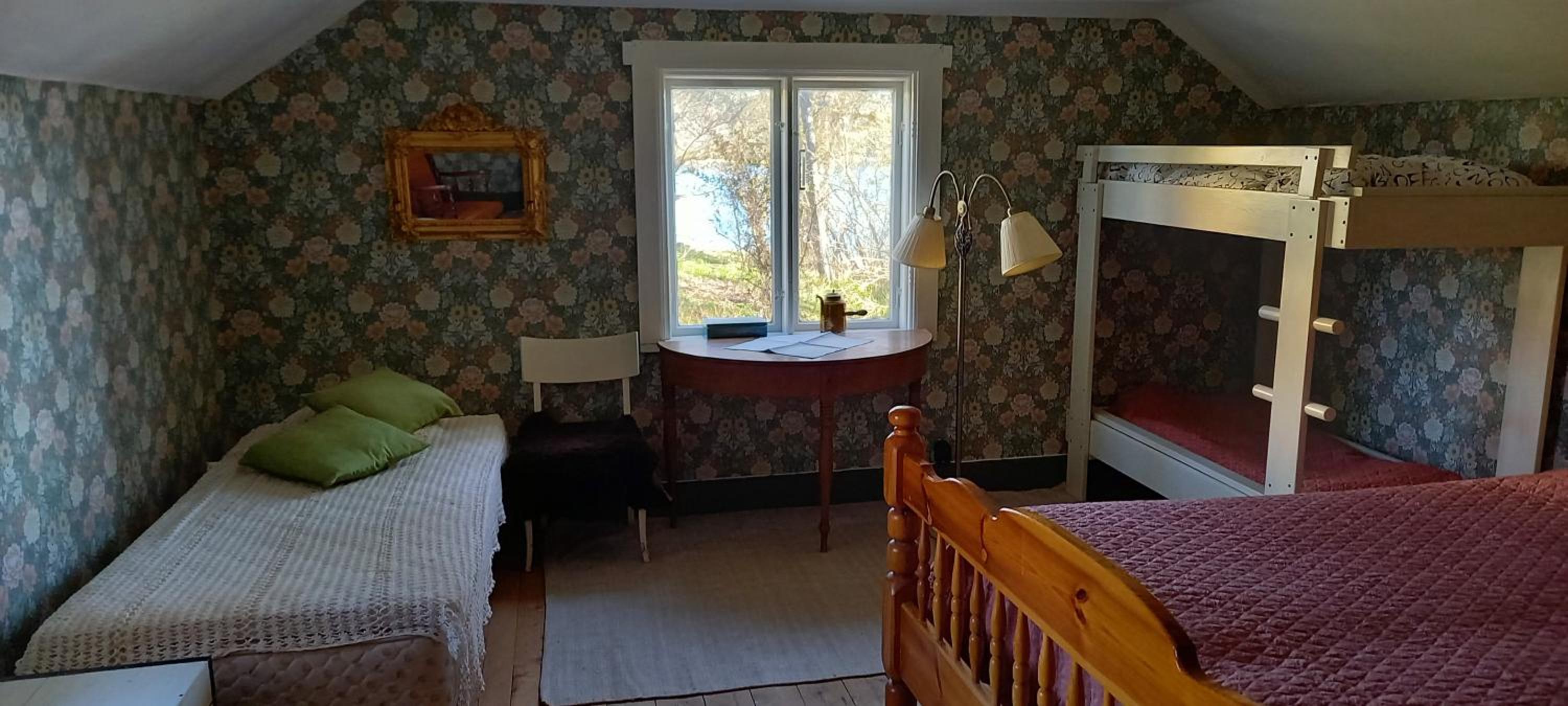 Family Room with Shared Bathroom photo 3