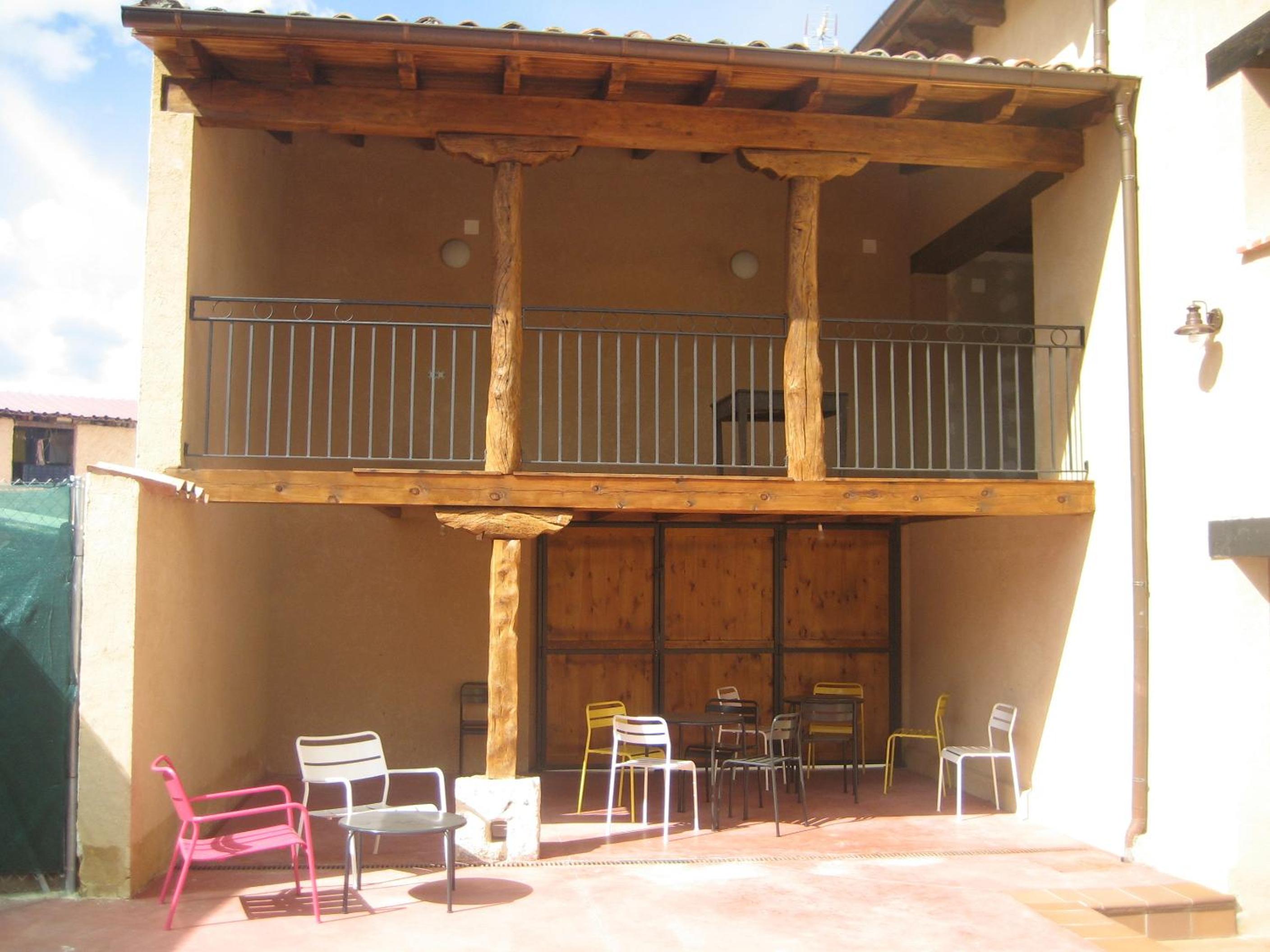 Six-Bedroom House photo 3