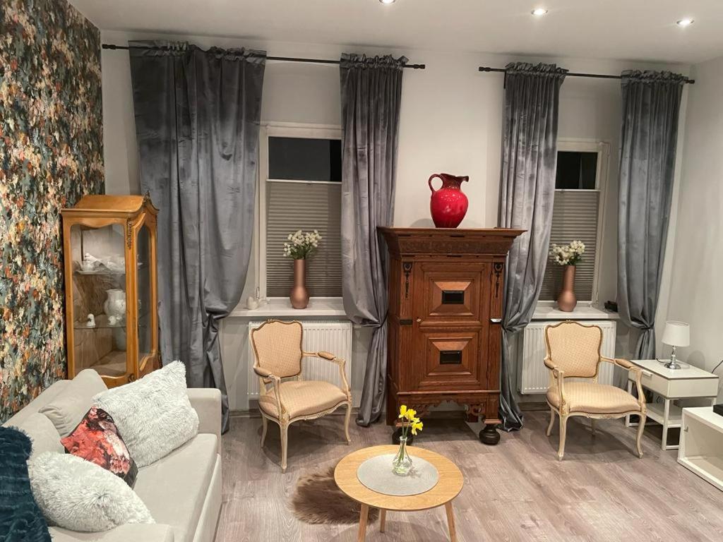 One-Bedroom Apartment - Photo 2