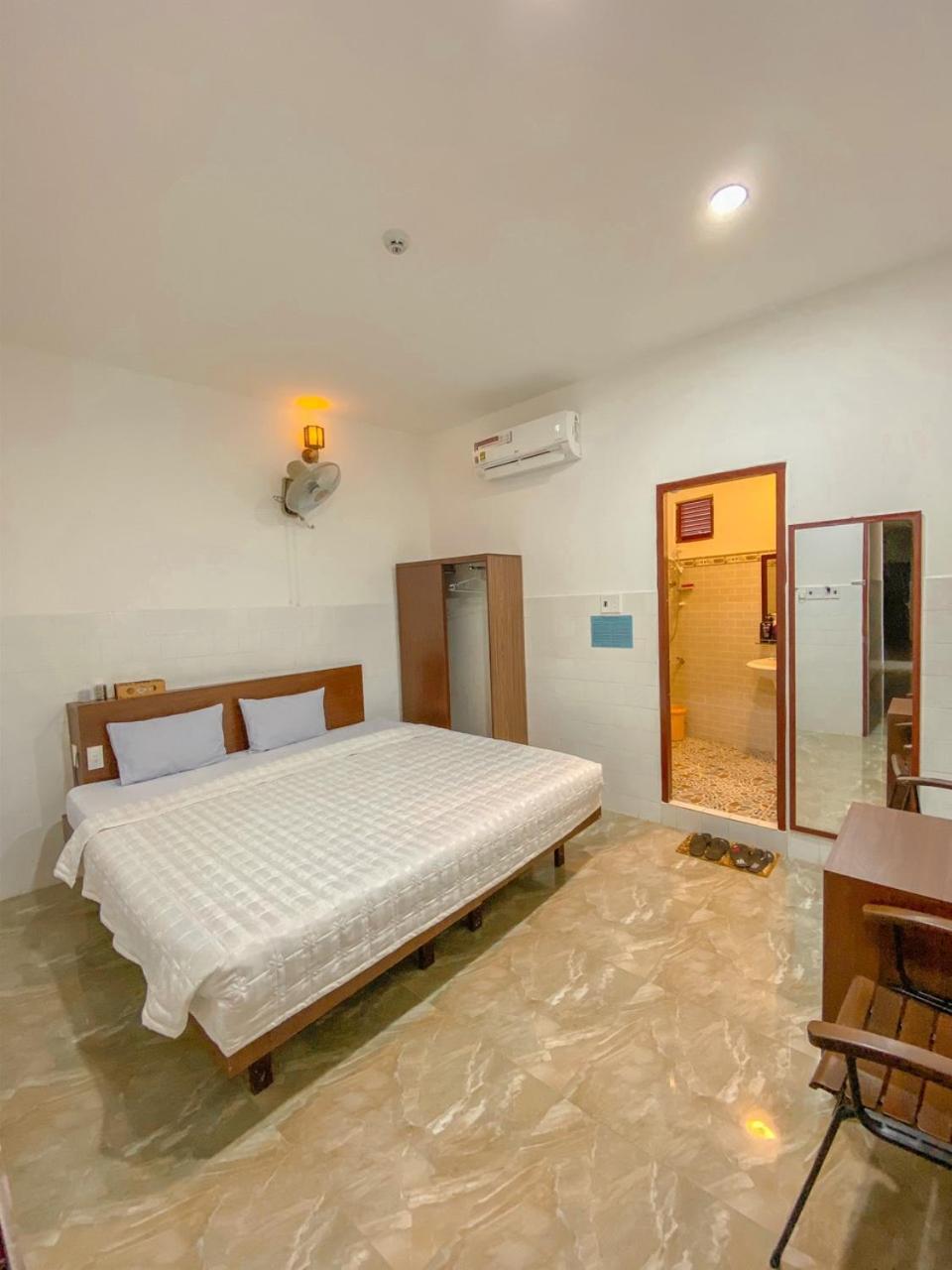 Deluxe Room (2 Adults + 1 Child)