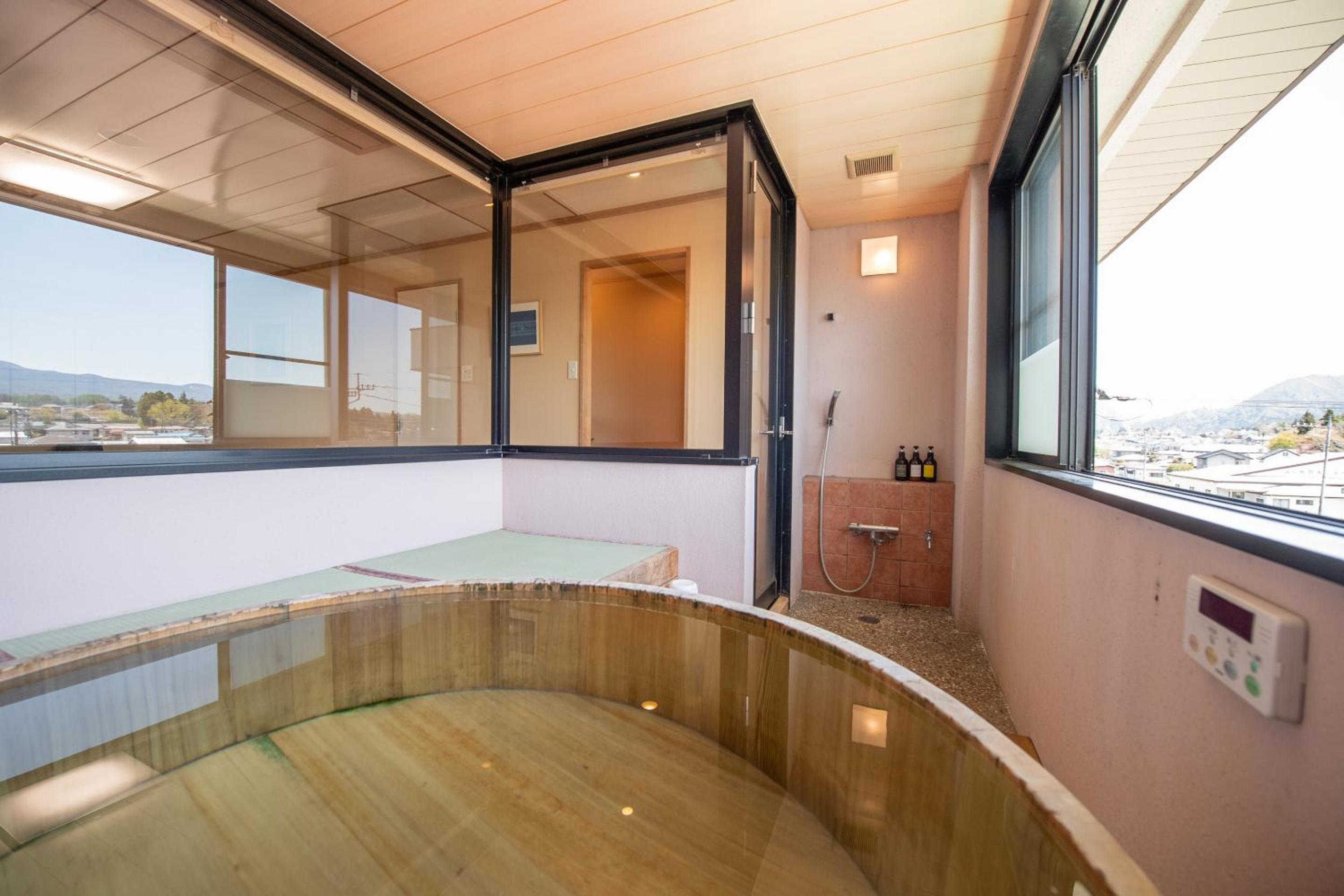 Deluxe Japanese-Style Room with Mountain View - Non-Smoking photo 3
