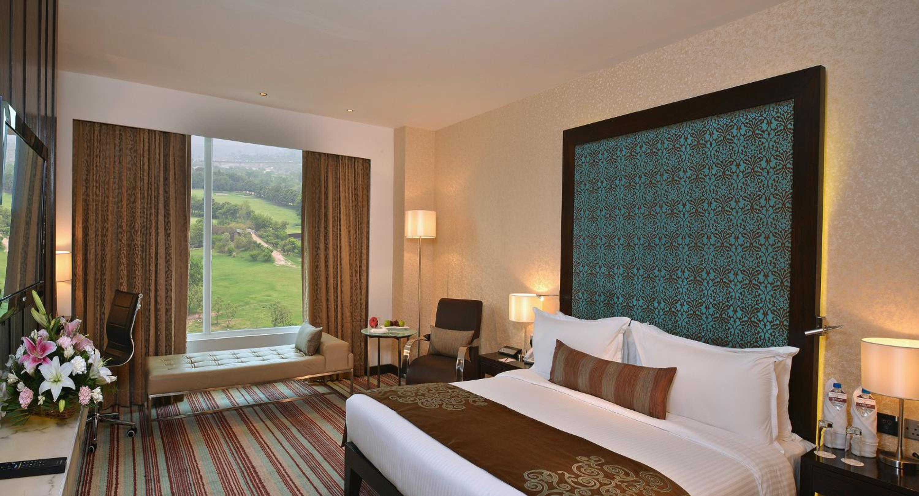 King Room with View - Non-Smoking photo 2