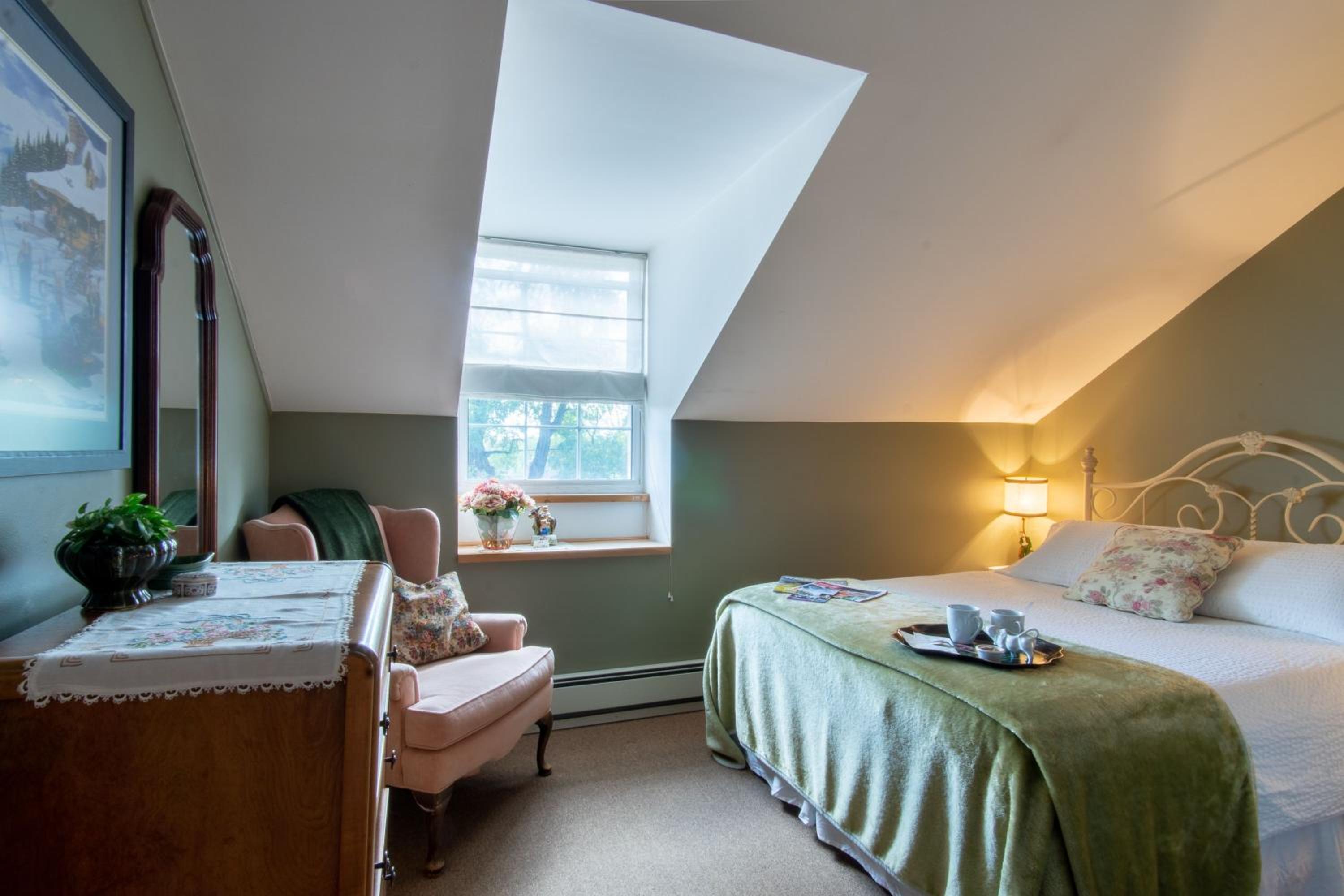 Queen Room photo 1