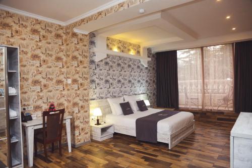 Deluxe Double Room with Balcony photo 3