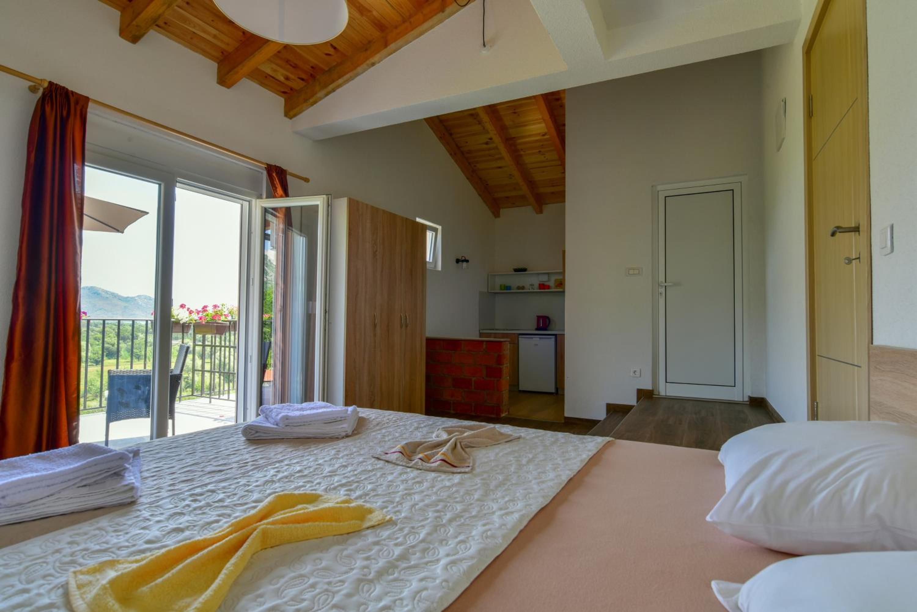 Apartment with Lake View