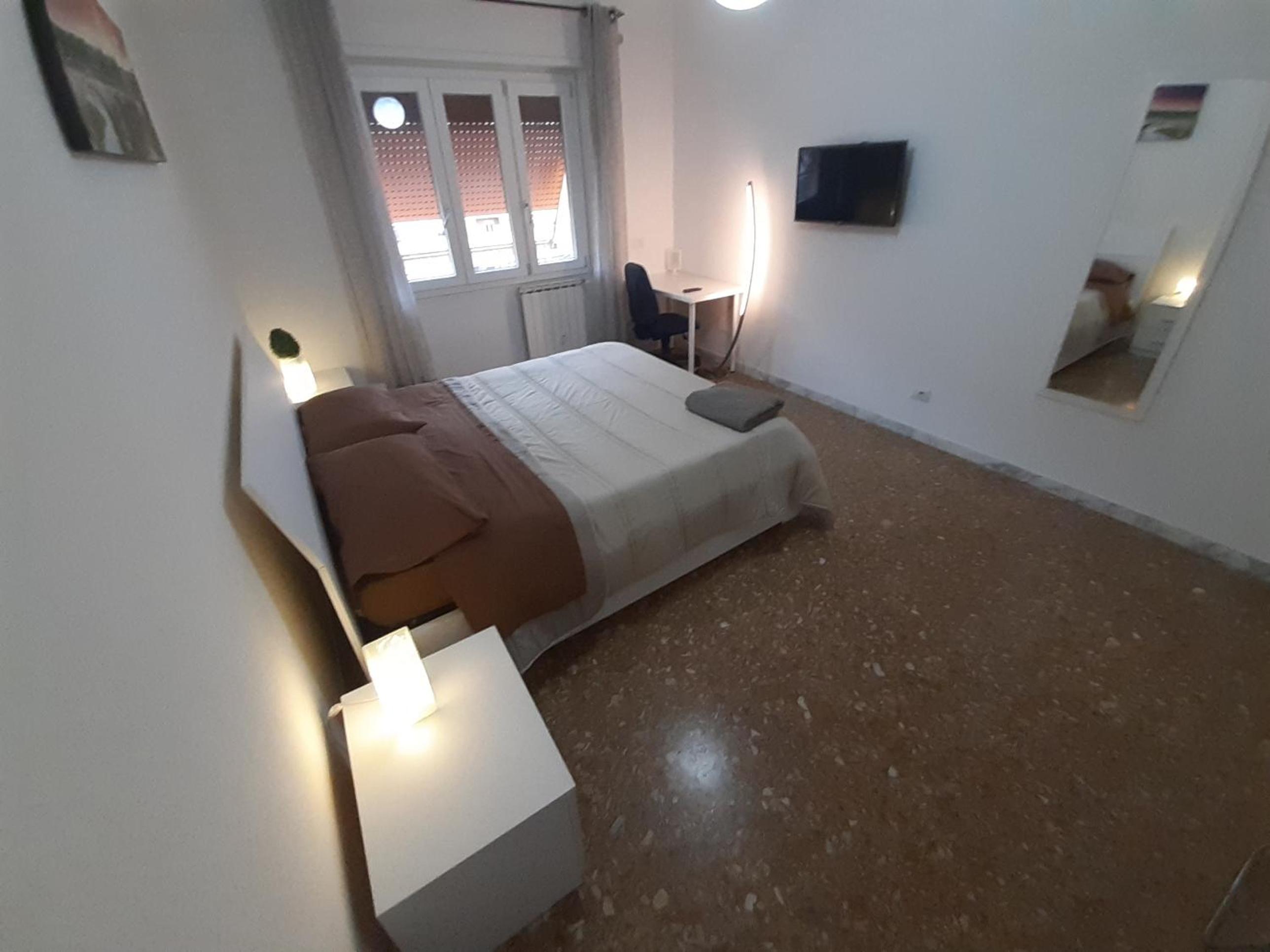 Double Room with Shared Bathroom photo 3