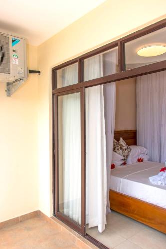 One-Bedroom Apartment - Photo 11