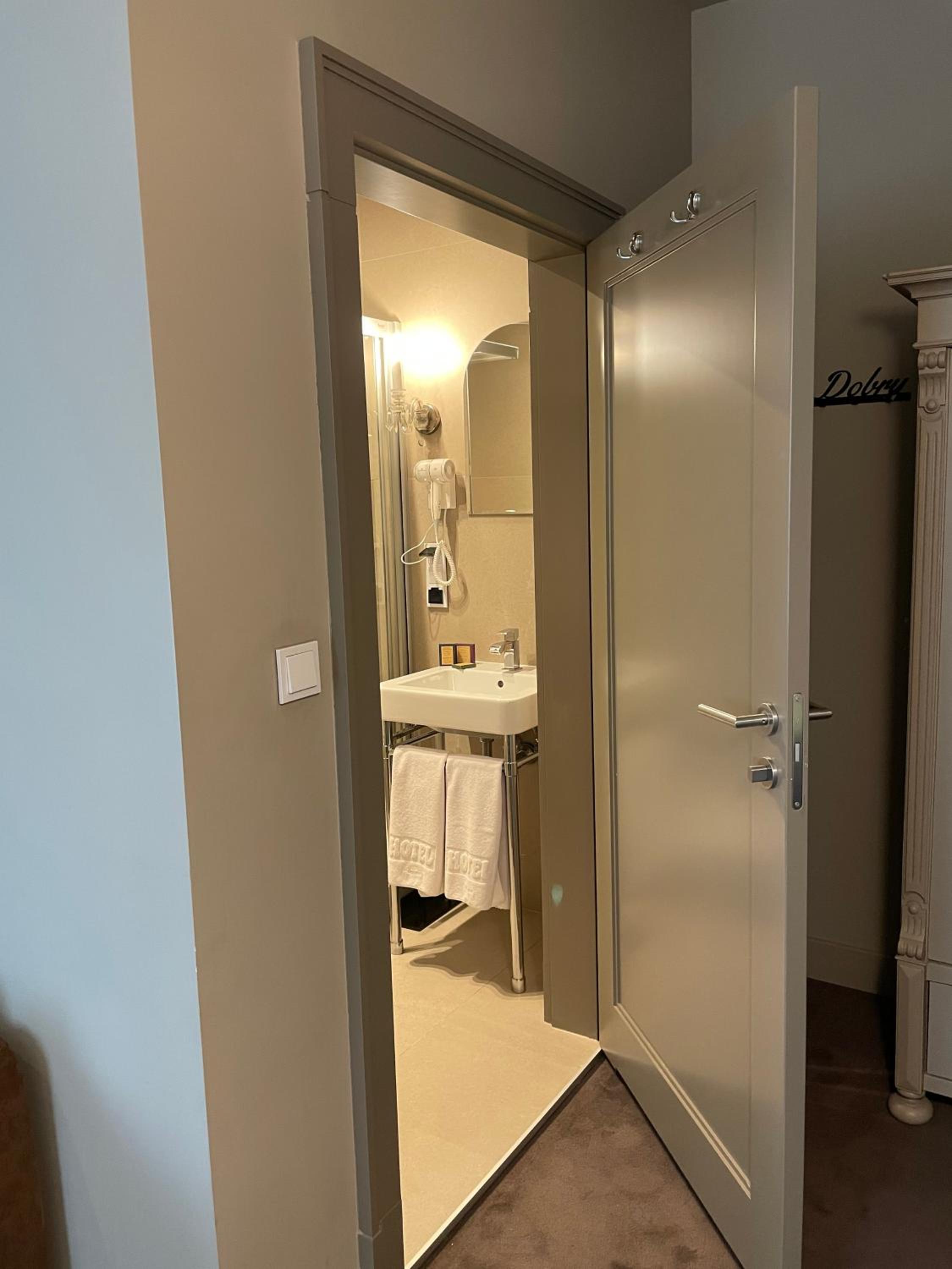Deluxe King Room - Photo 4