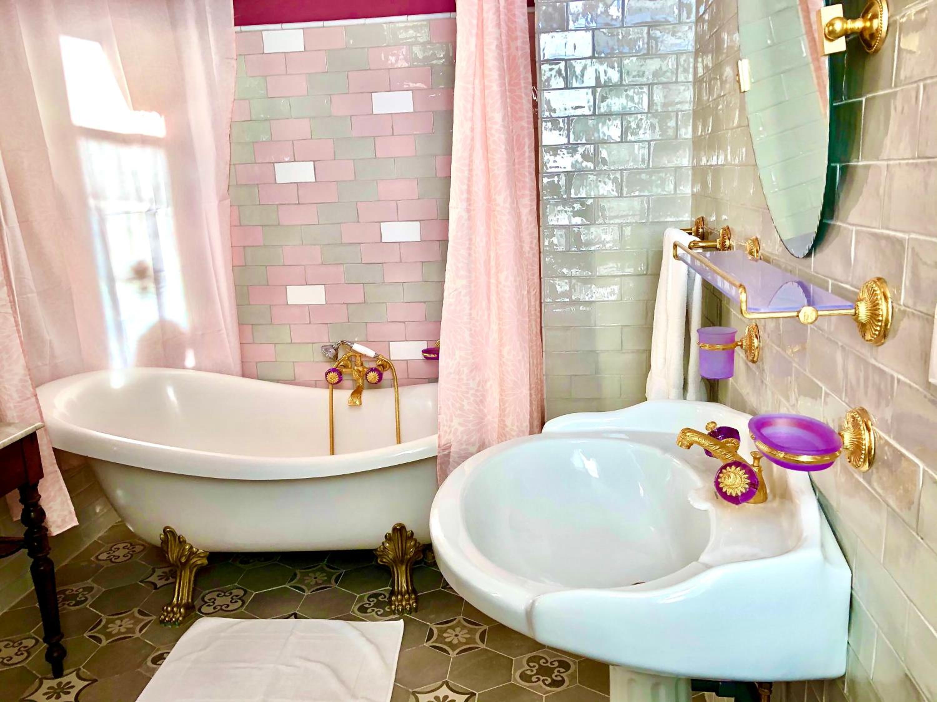Deluxe Room (2 Adults + 1 Child)