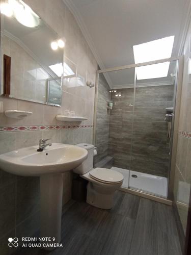 Twin Room with Private Bathroom photo 3