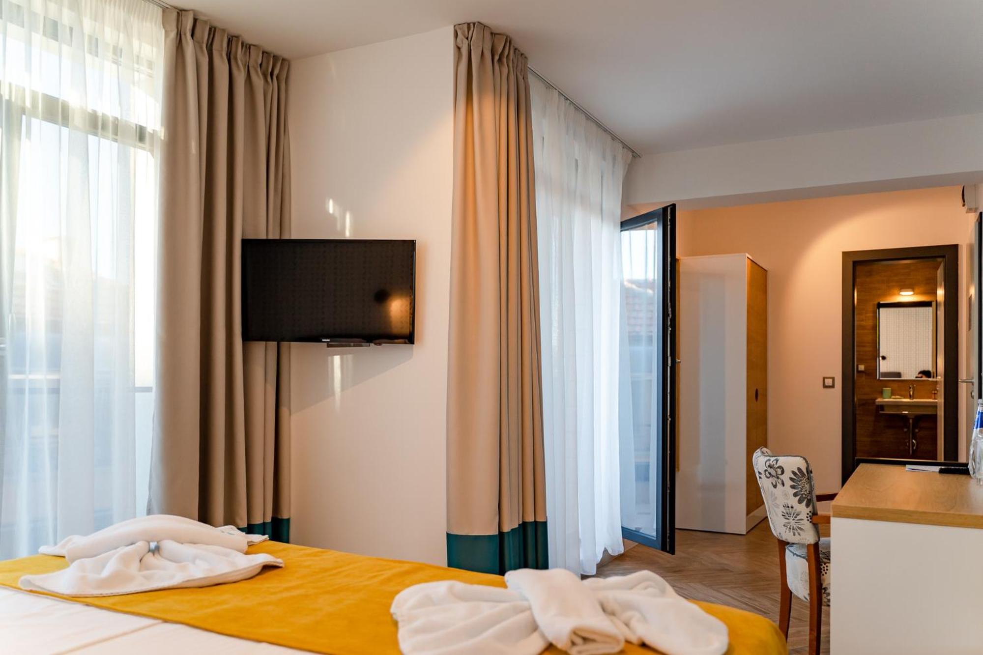Deluxe Room (2 Adults + 1 Child) photo 1