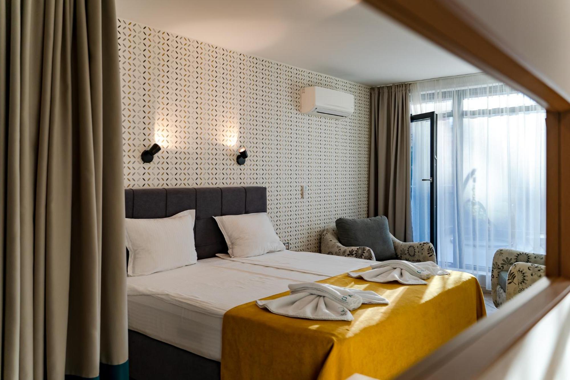 Deluxe Room (2 Adults + 1 Child) photo 2
