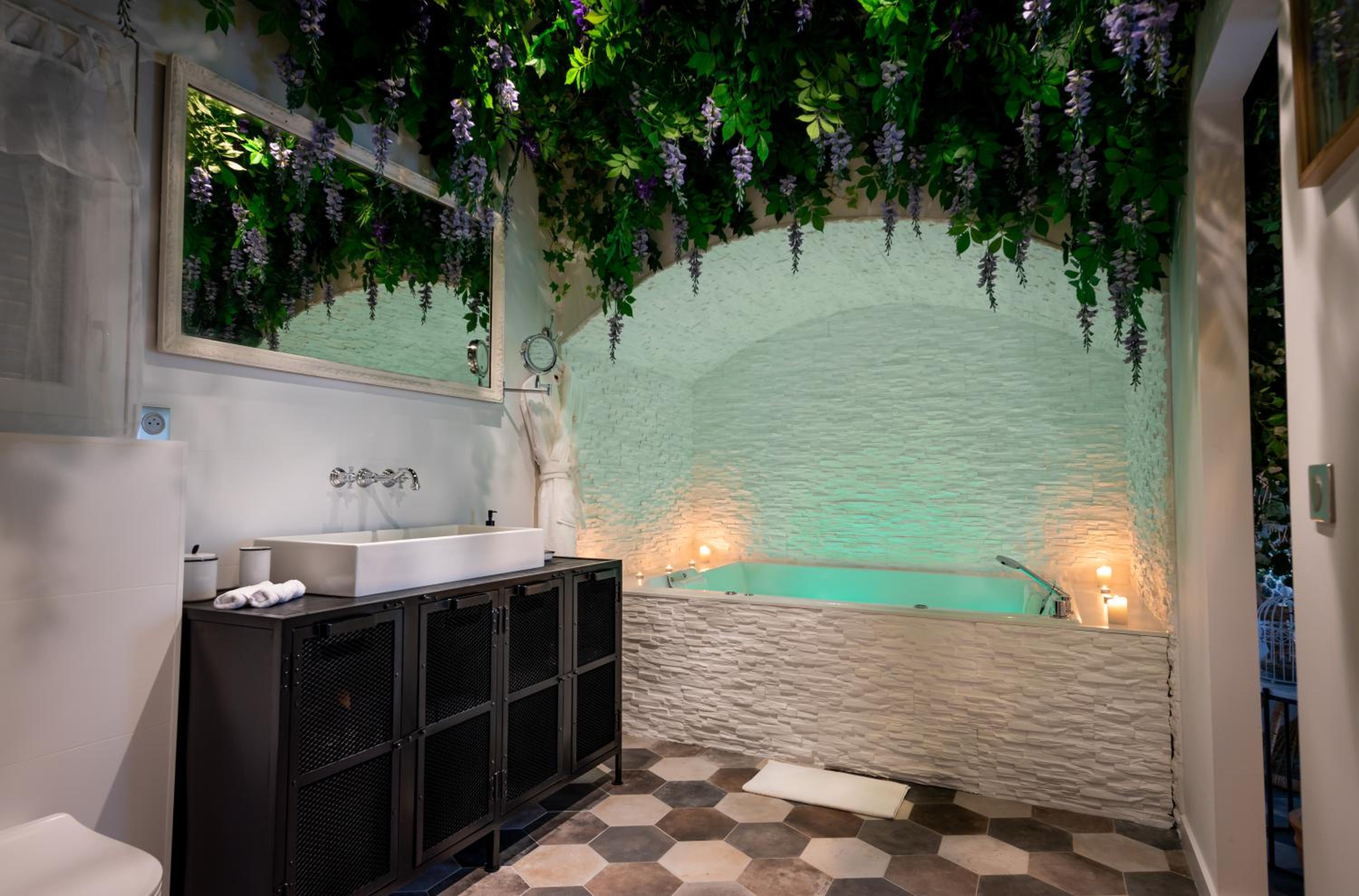 Double Room with Spa Bath - Photo 3