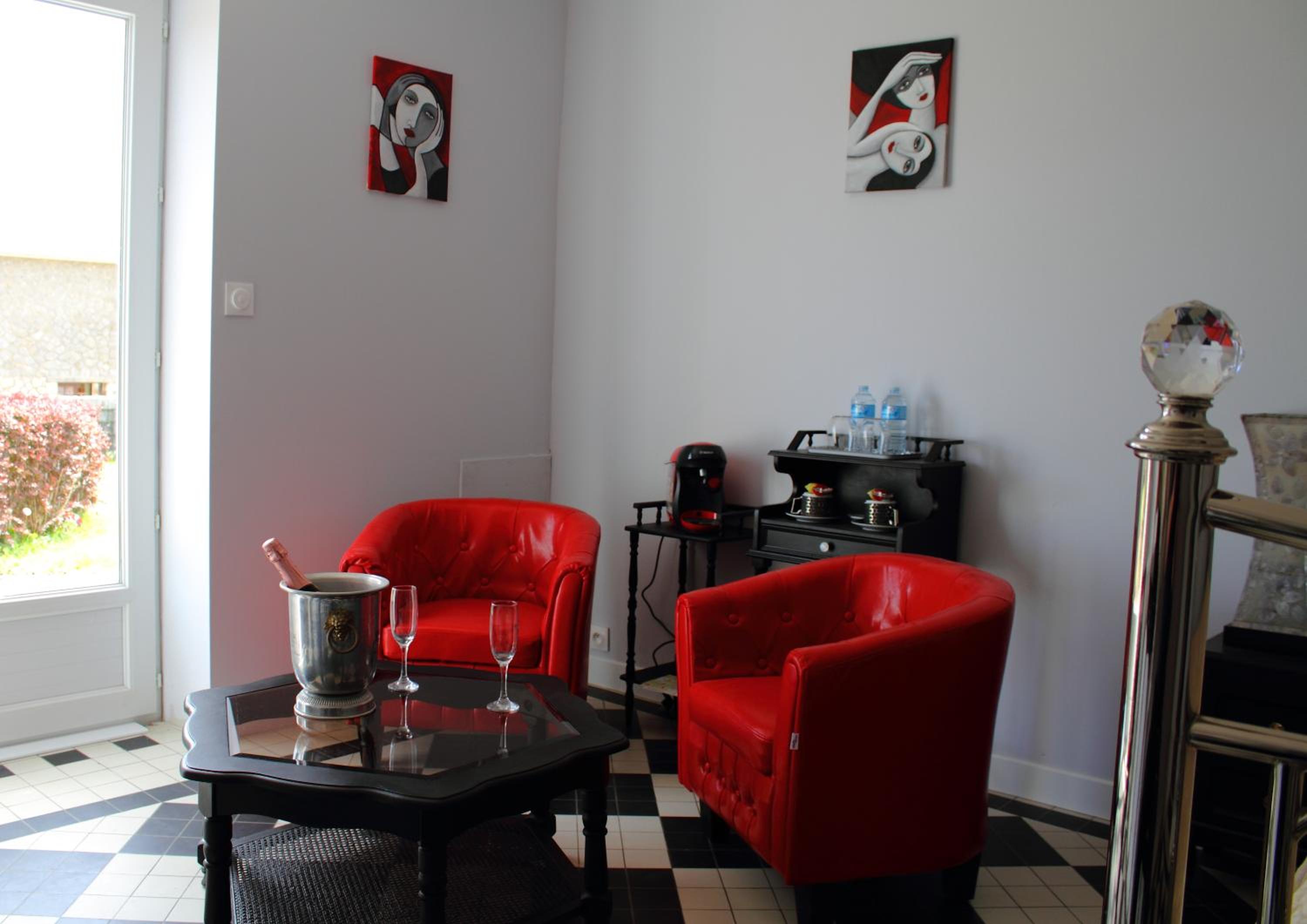 Deluxe Family Suite - Photo 7