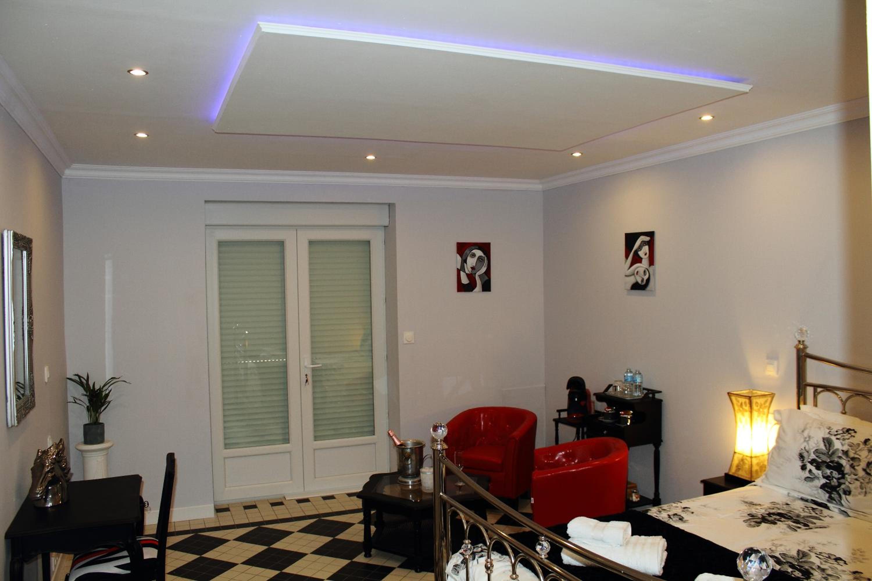 Deluxe Family Suite - Photo 11