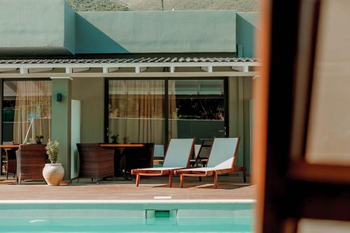Junior Suite with Pool View - Photo 9