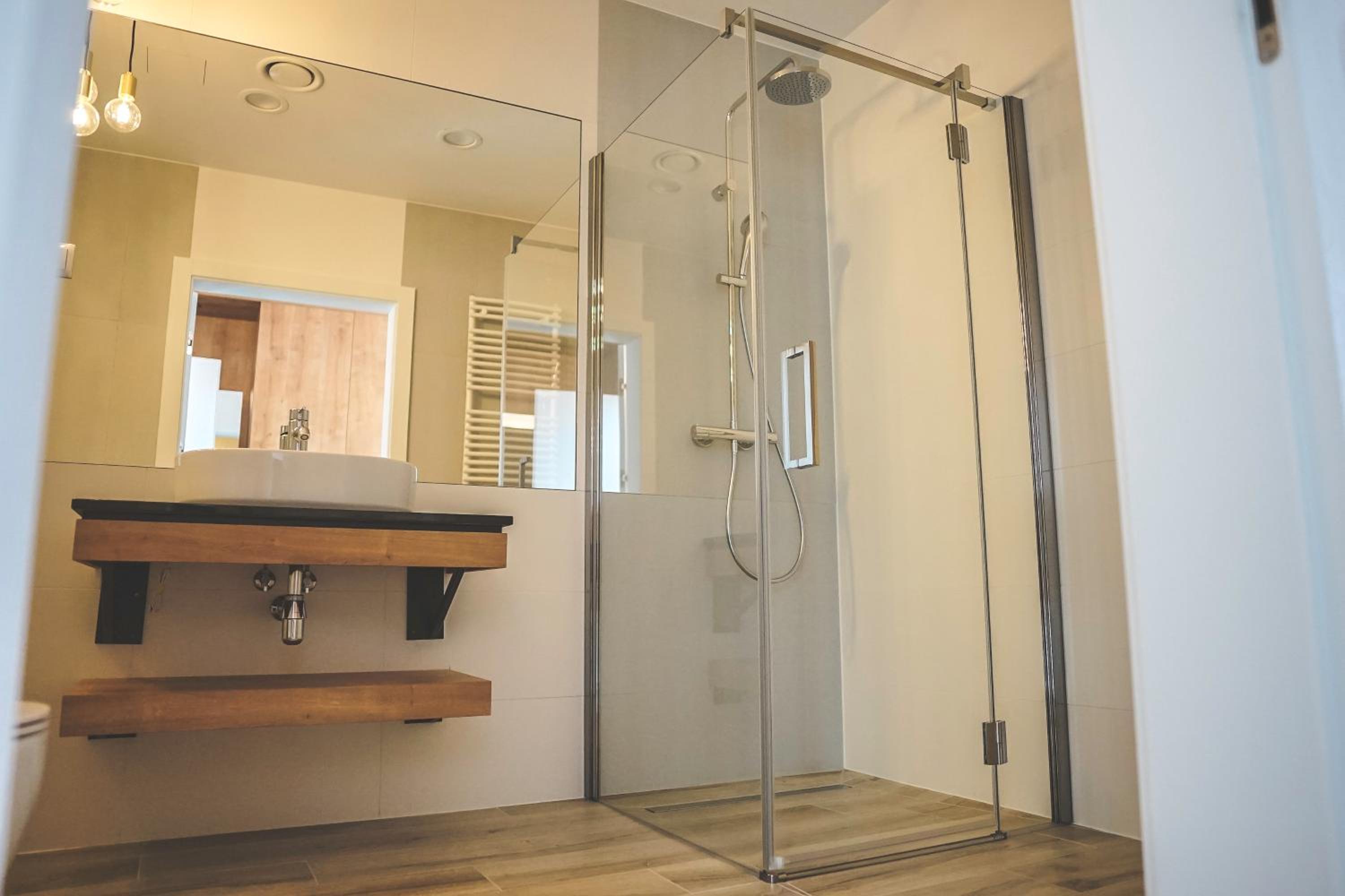 Apartment with Shower photo 2