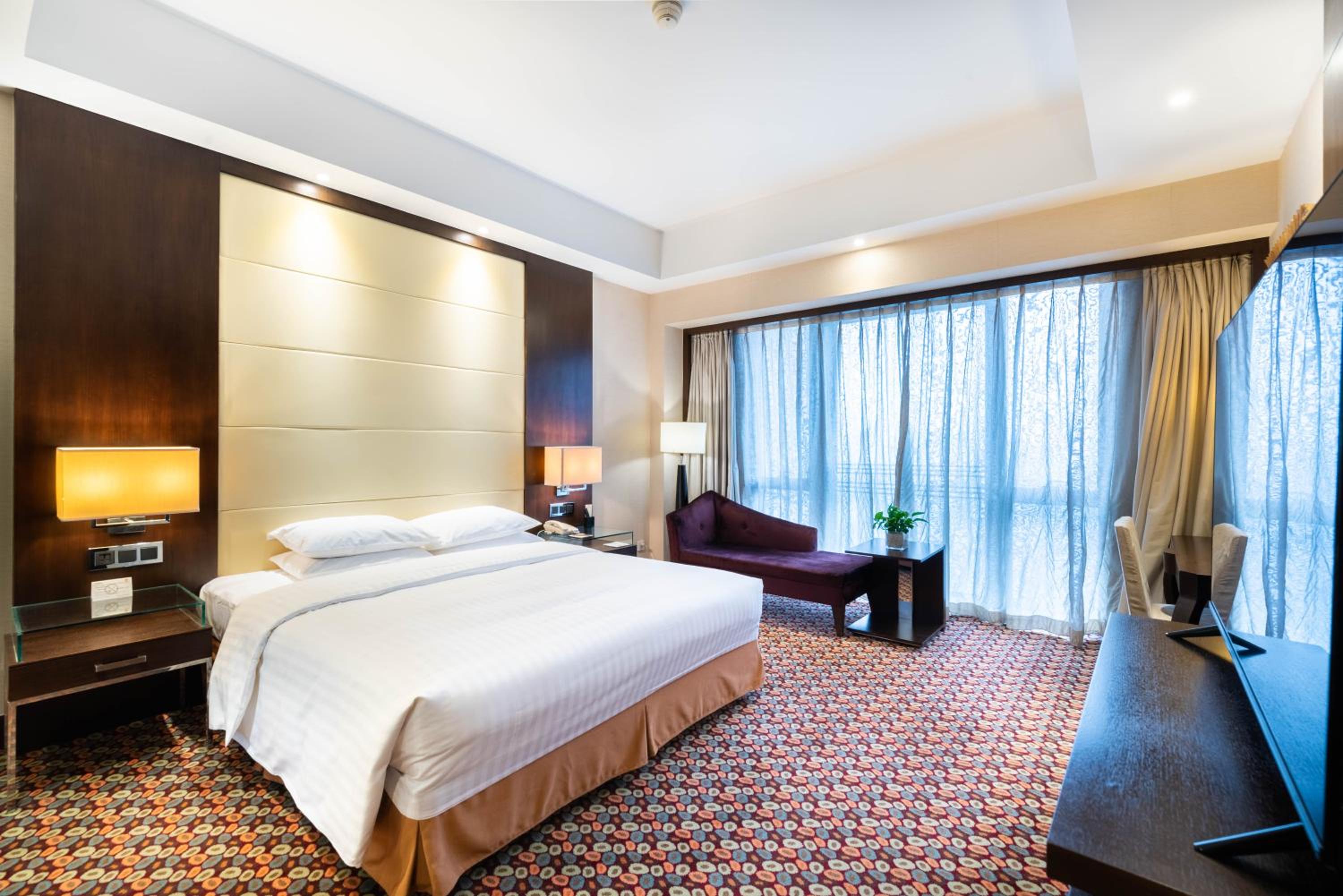Business Suite inclusive first round Mini Bar
