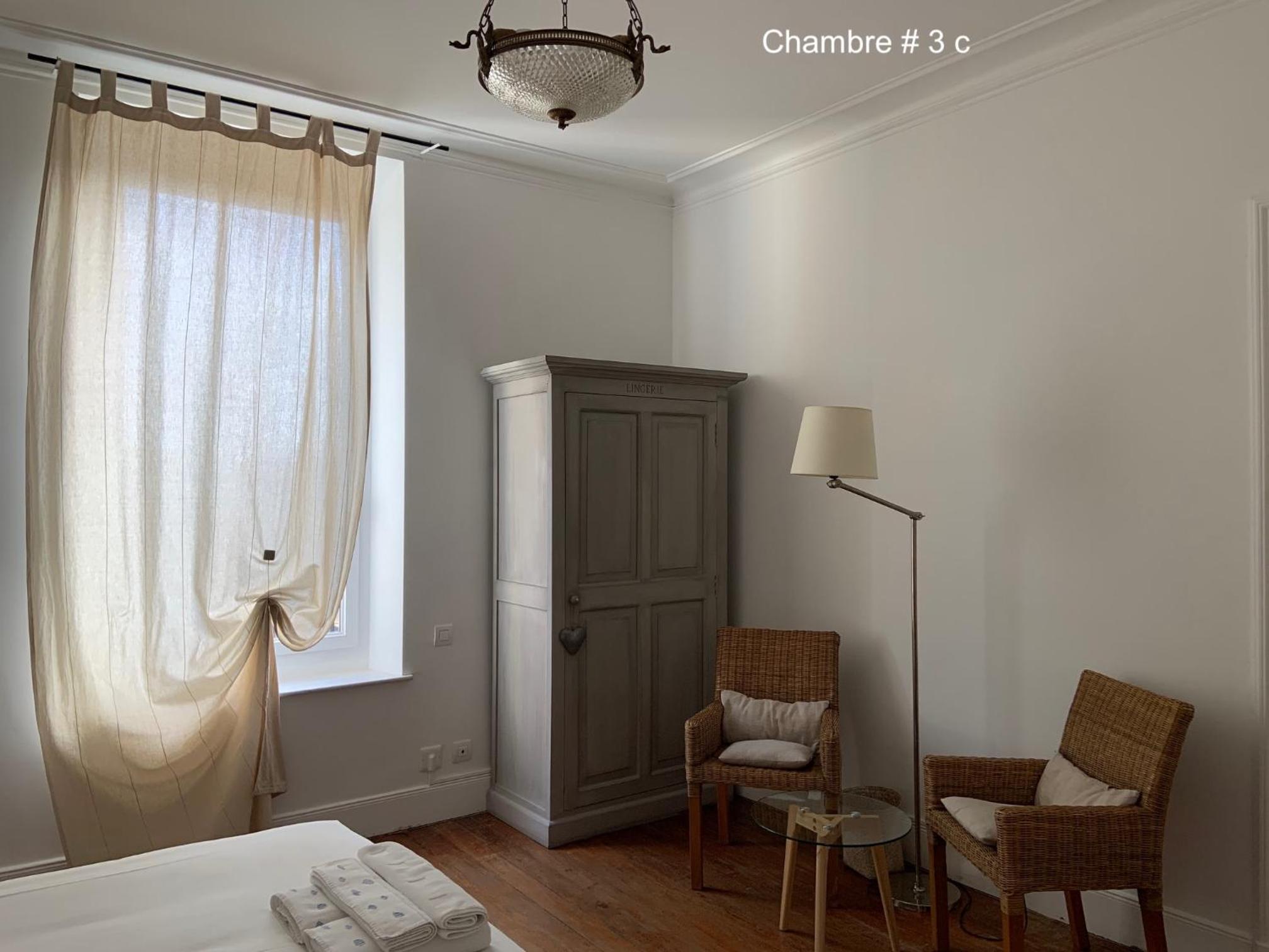 Double Room with Shared Bathroom photo 2