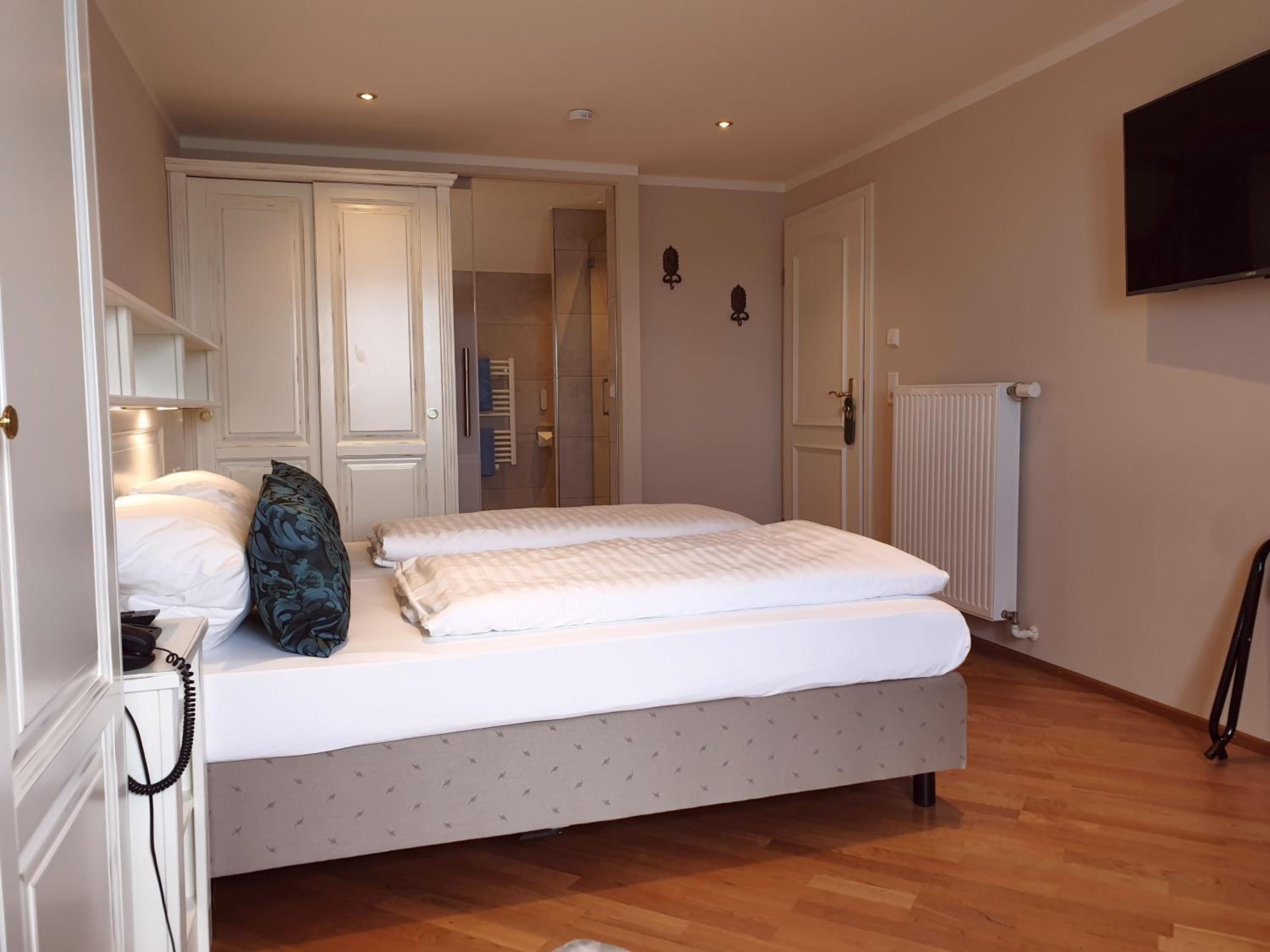Double or Twin Room with Lake View