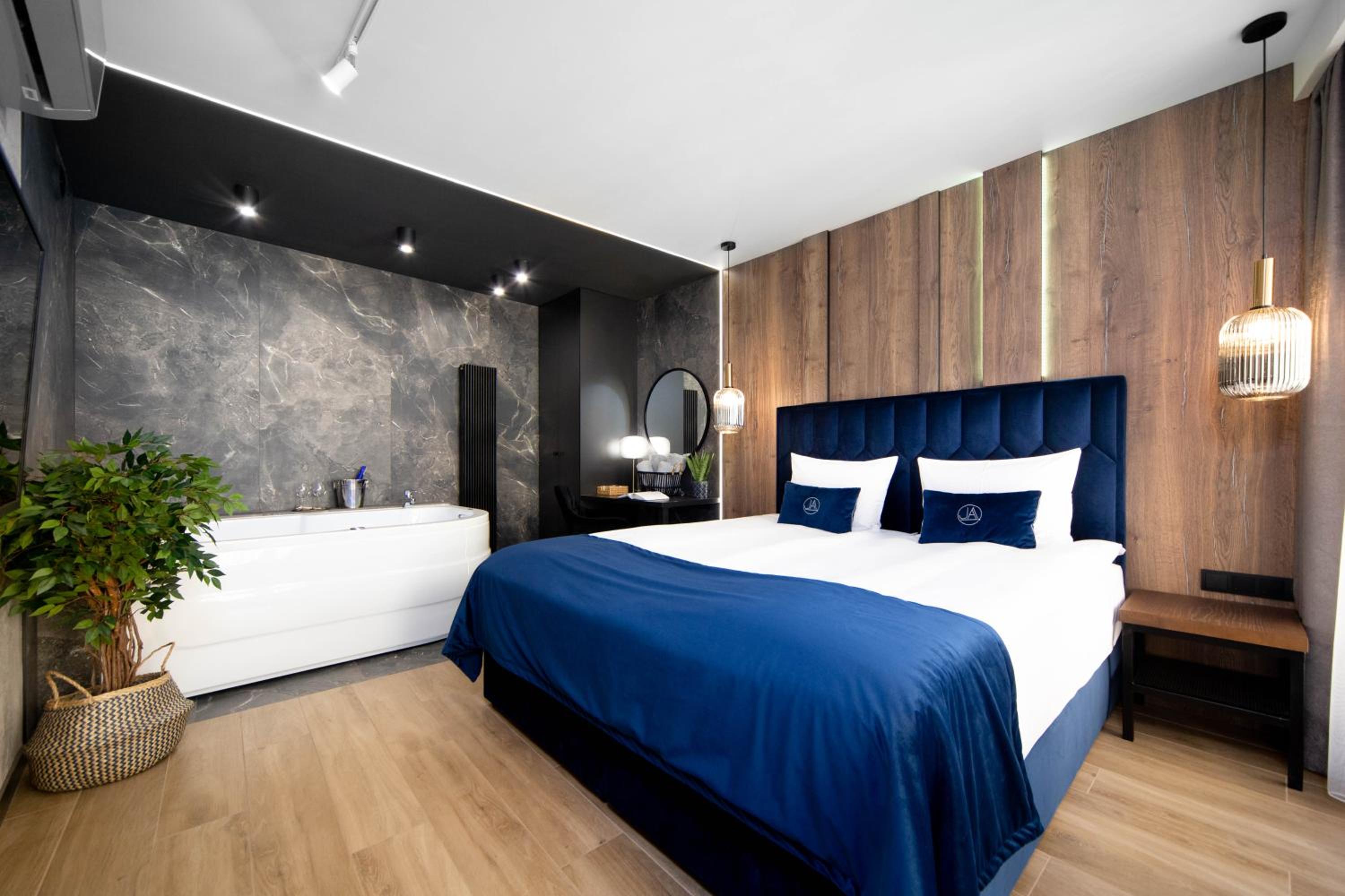 One-Bedroom Apartment - Photo 2