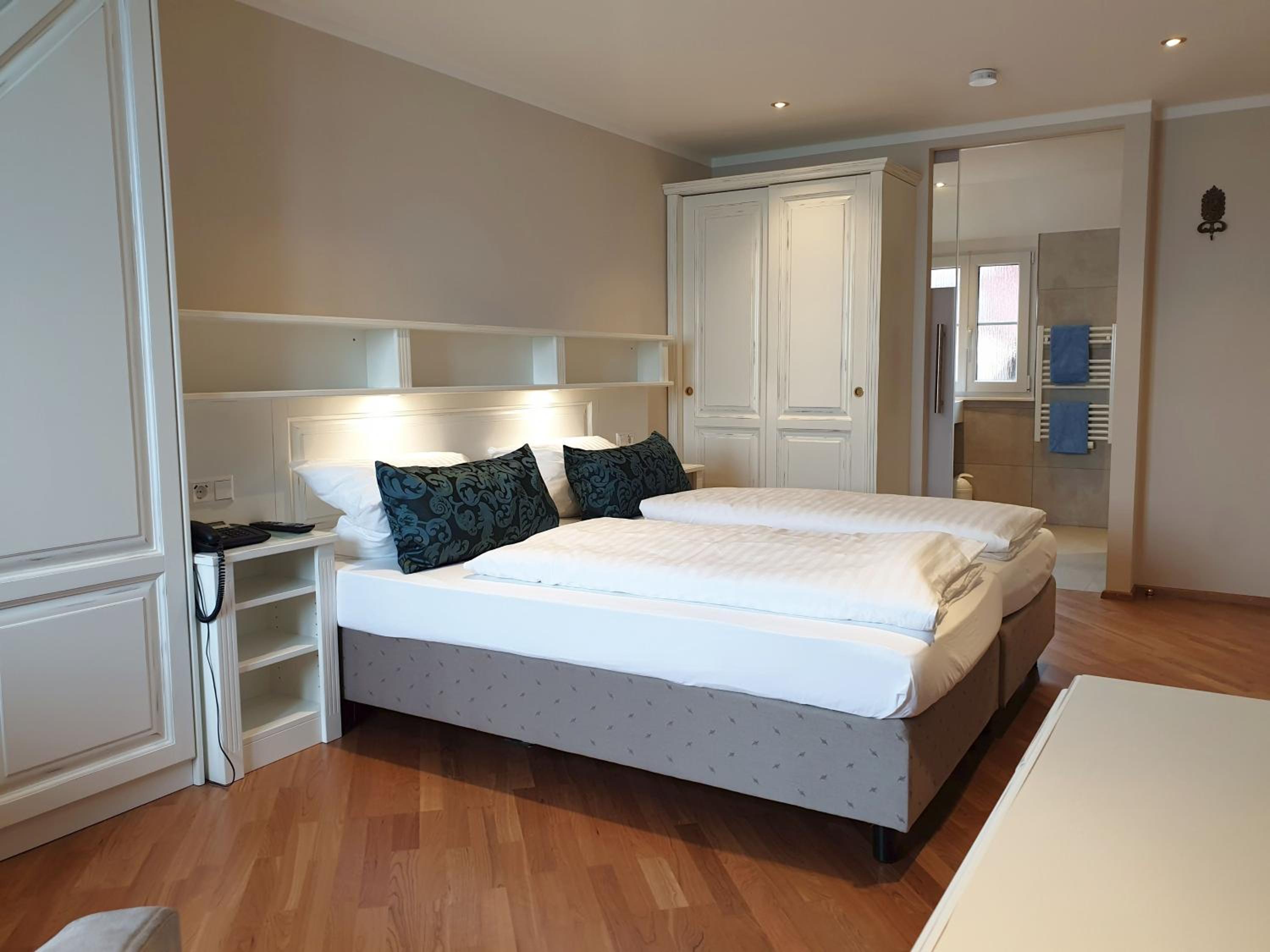 Double or Twin Room with Lake View