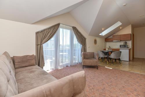 Apartment with Pool View