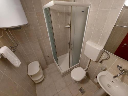 Two-Bedroom Apartment with Balcony and Sea View - Photo 6