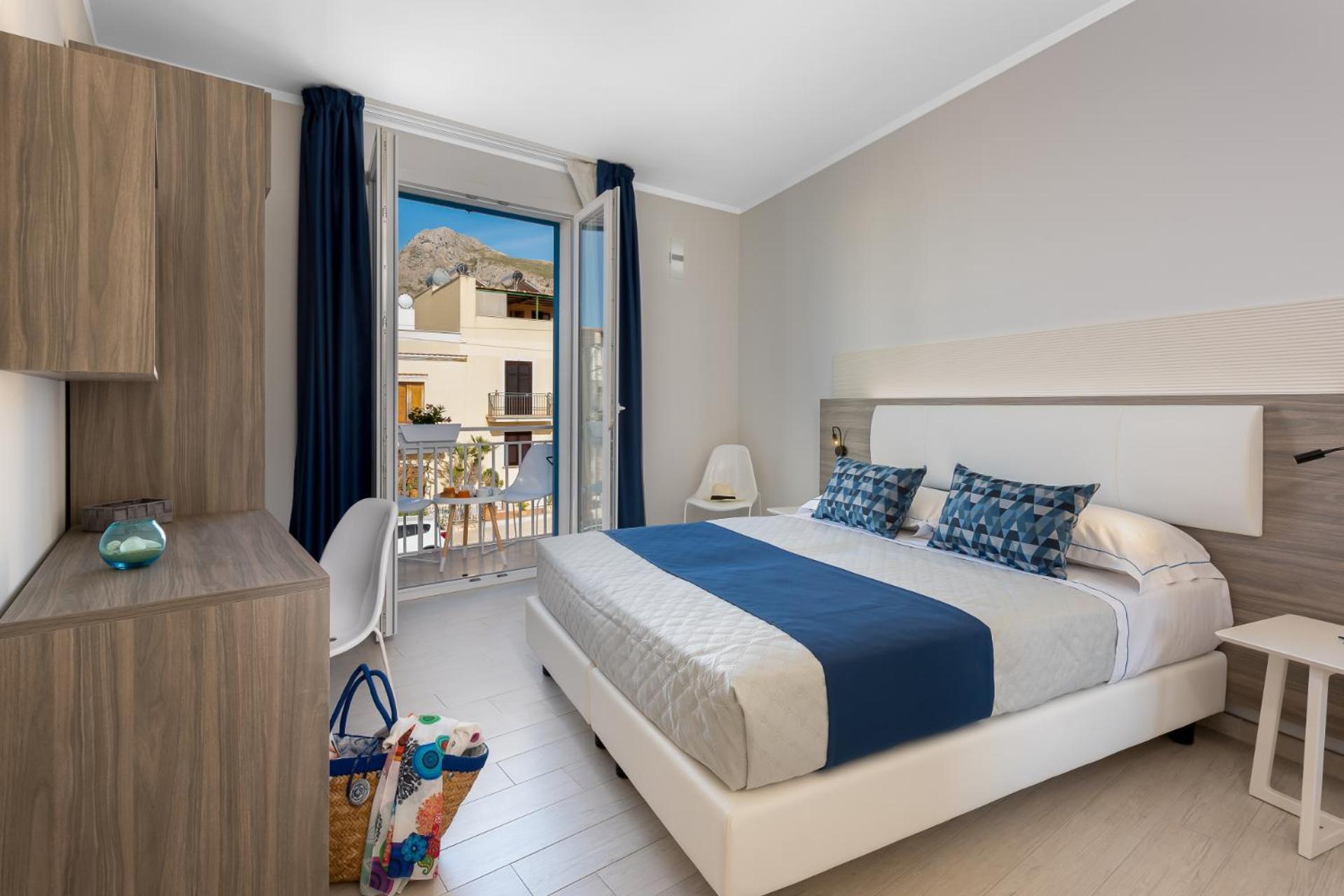 Double or Twin Room with Balcony photo 2