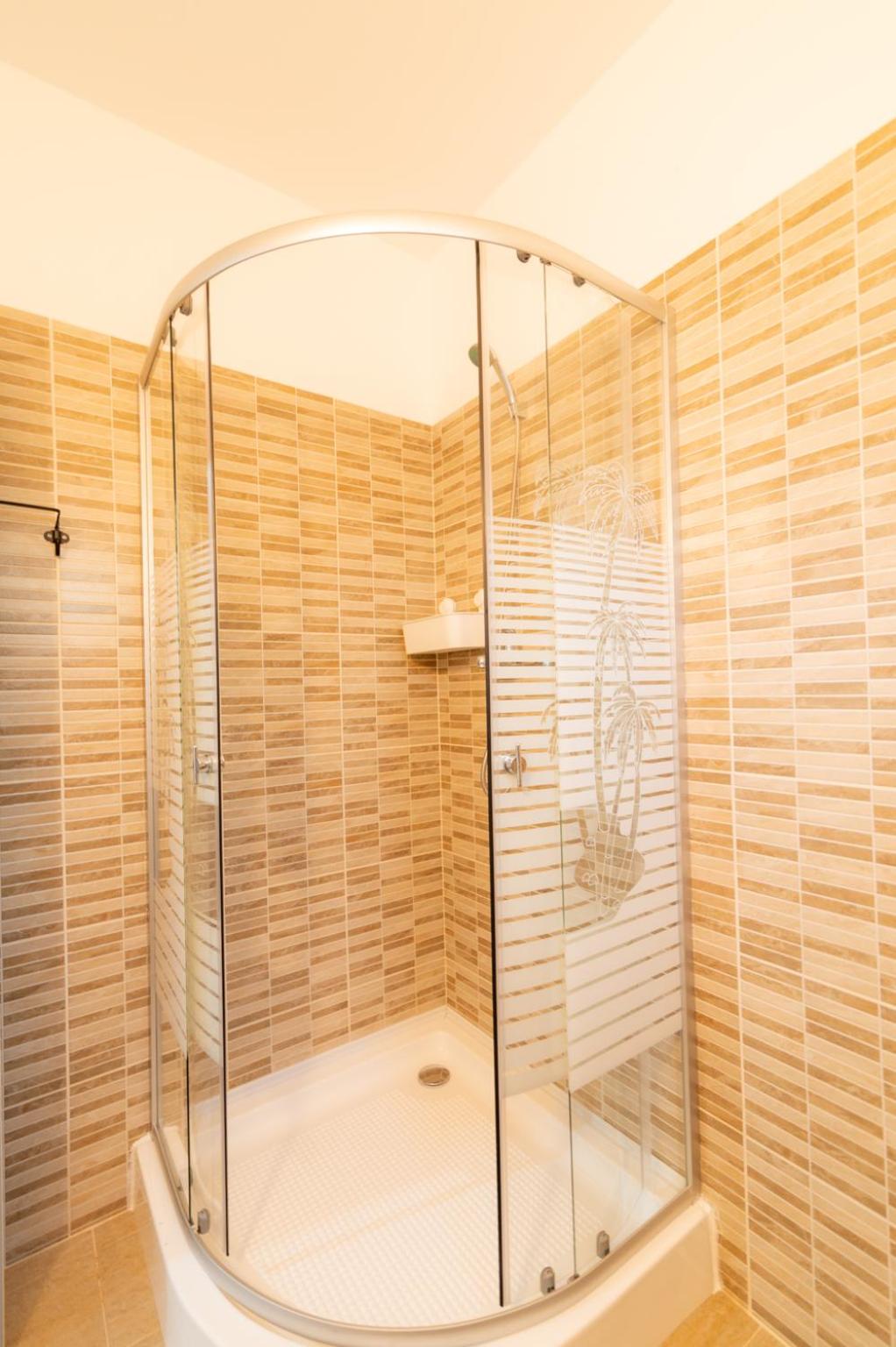 Double Room with Private Bathroom - Photo 10
