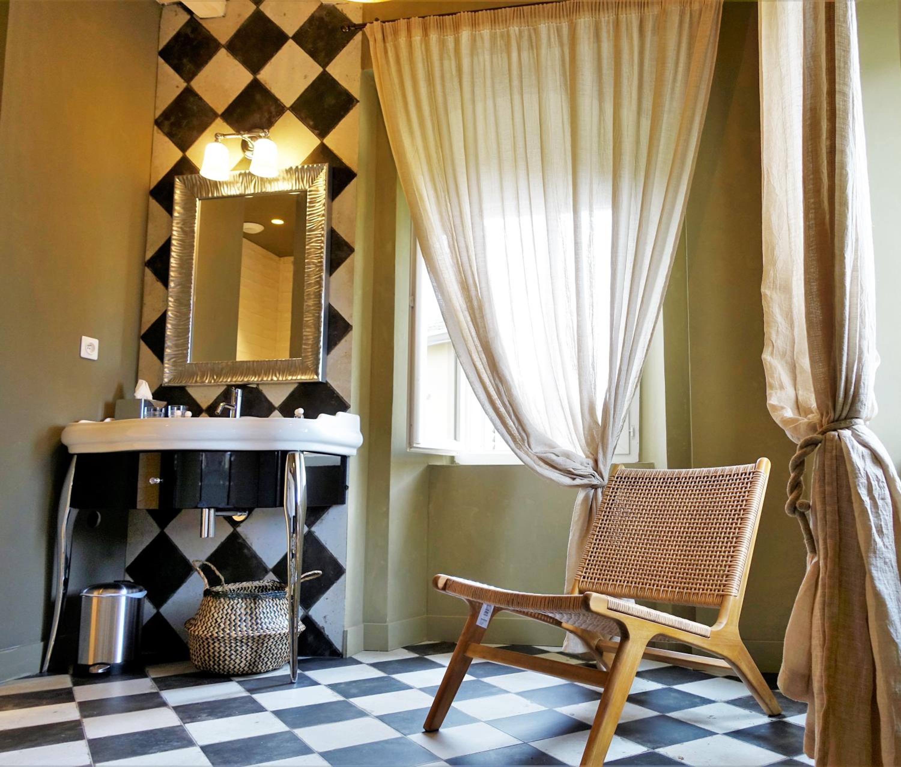 Deluxe Double Room with Shower - Photo 2