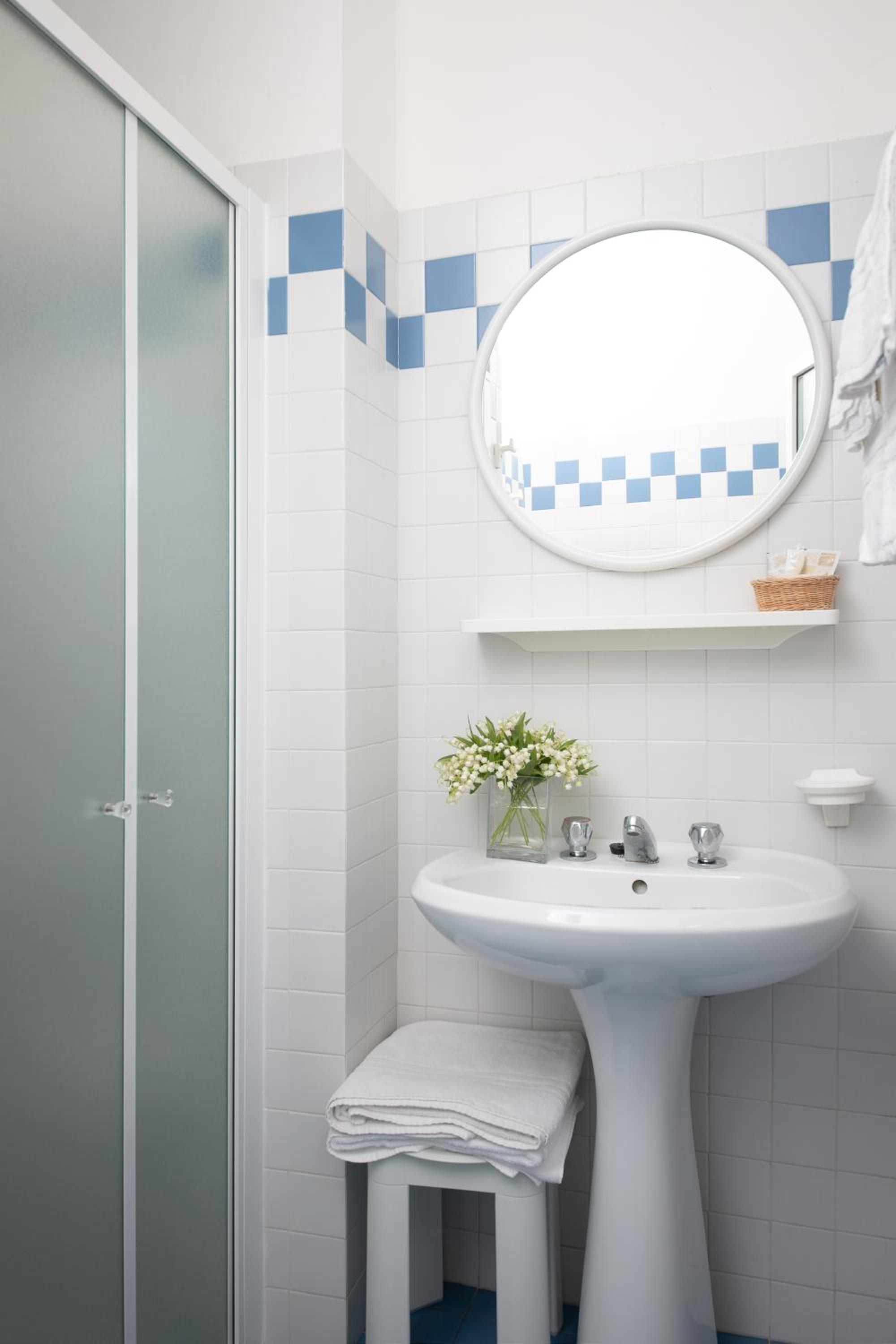 Double or Twin Room - Photo 10
