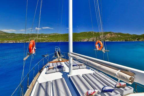 Three-Cabin Boat - Photo 25