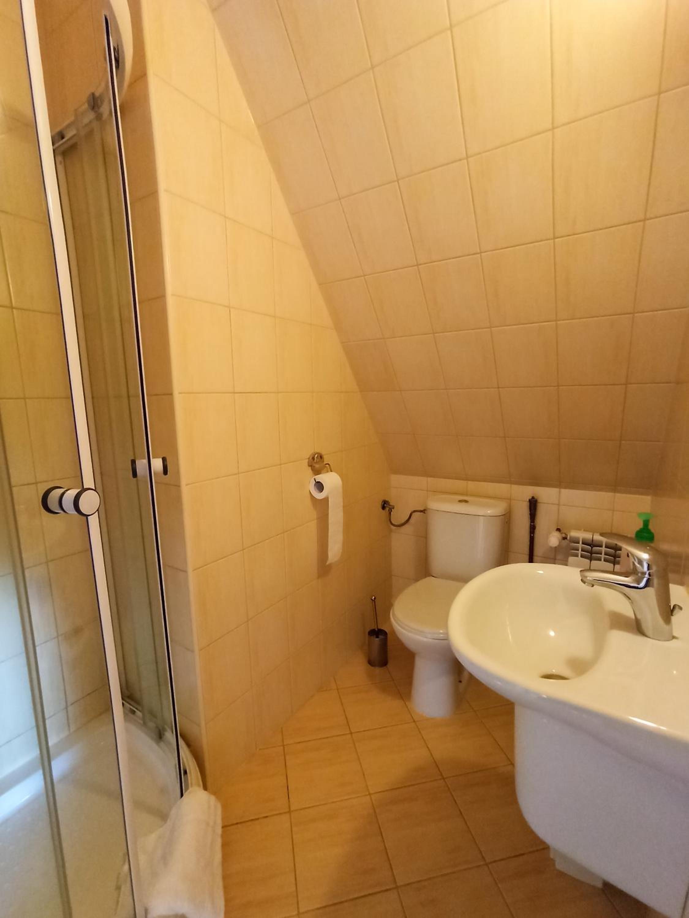 Quadruple Room with Balcony - Photo 15