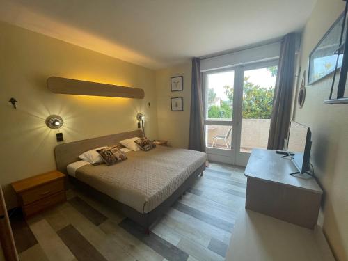 Superior Double Room with Shower and Air Conditioner